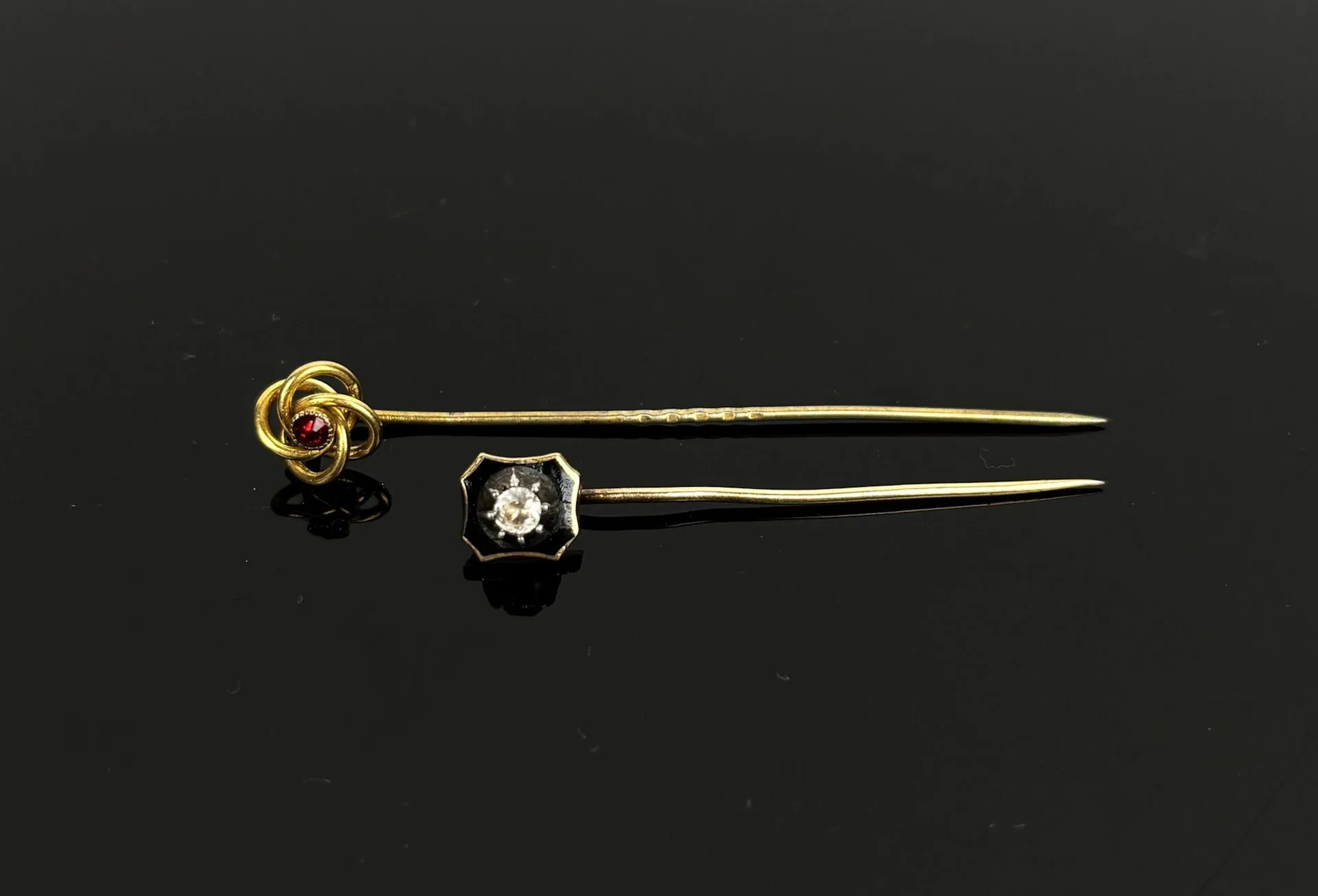 Set of two 9k 375 gold tie pins: one featuring an interlaced - Lot 176