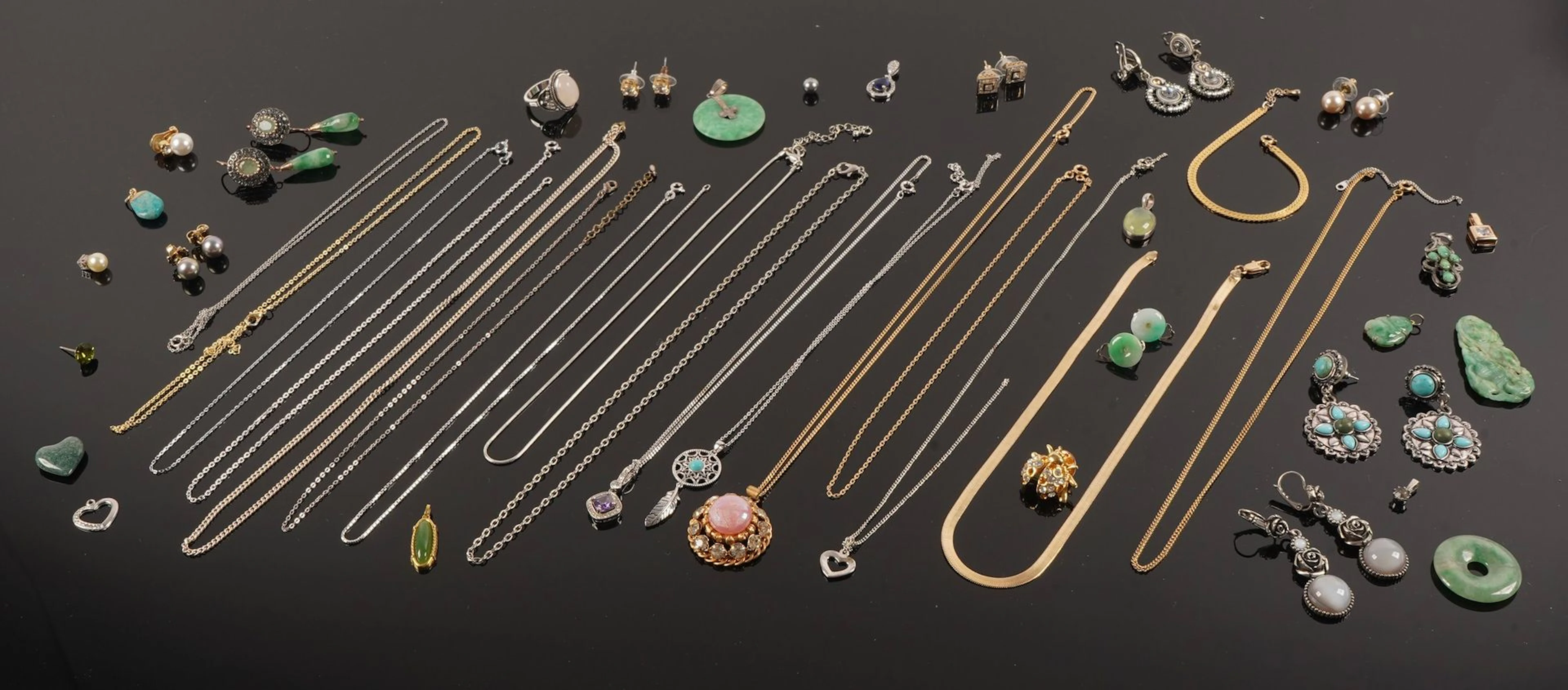 A set of costume jewelry including necklaces, earrings, broo - Lot 57