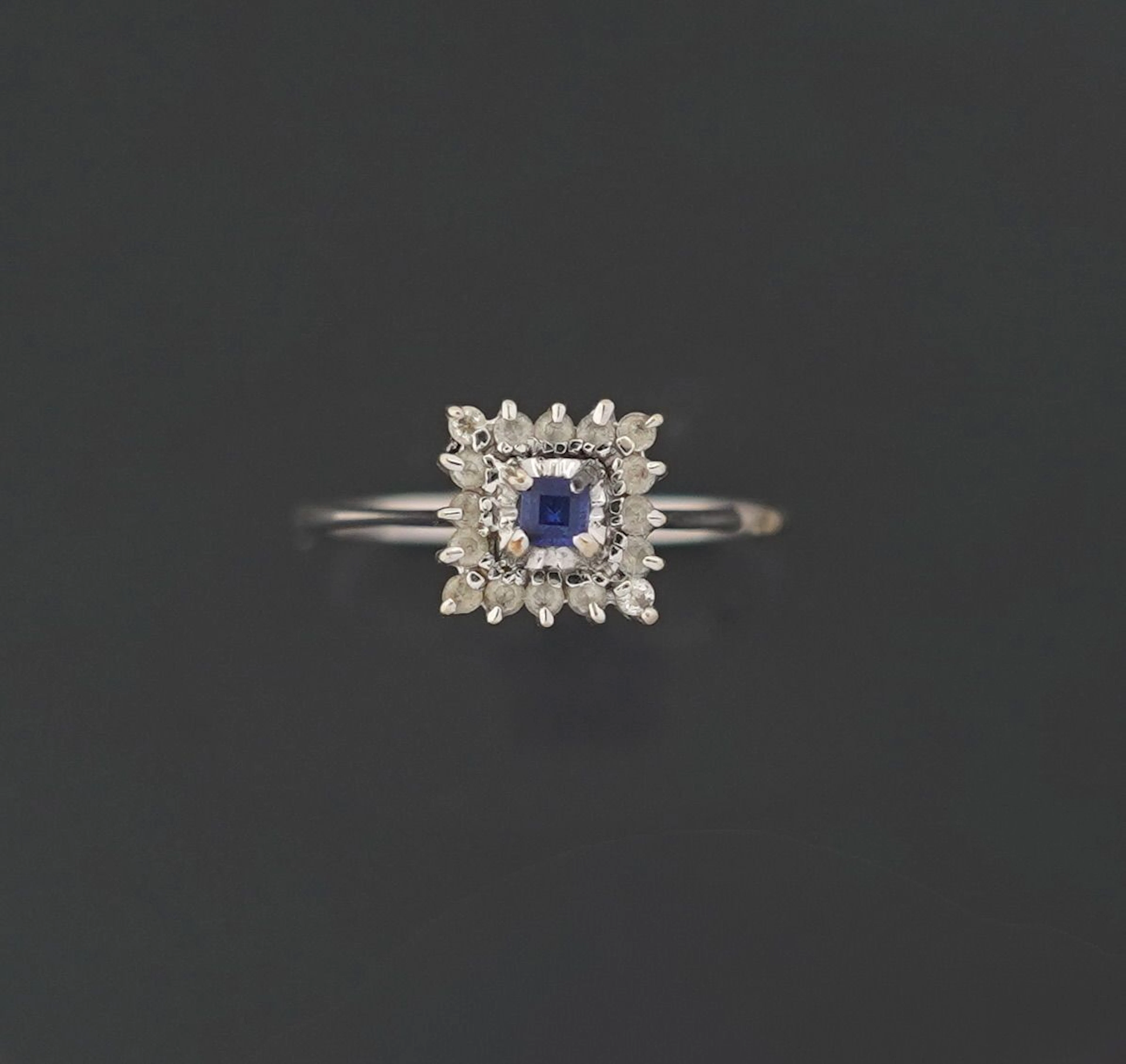 18K white gold ring (750 parts per thousand), featuring a sq - Lot 121