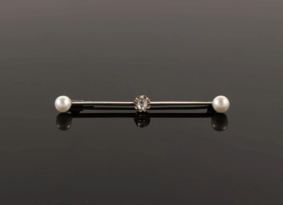 An 18k yellow gold (750) barrette brooch adorned with a cult - Lot 129