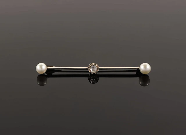 An 18k yellow gold (750) barrette brooch adorned with a cult - Lot 129