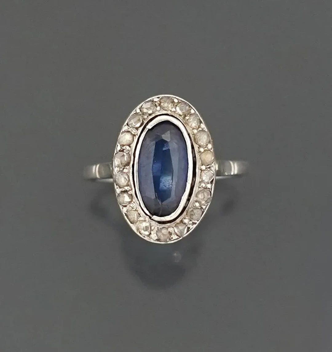 Pompadour ring in 850-th platinum, set with an oval-cut blue - Lot 163
