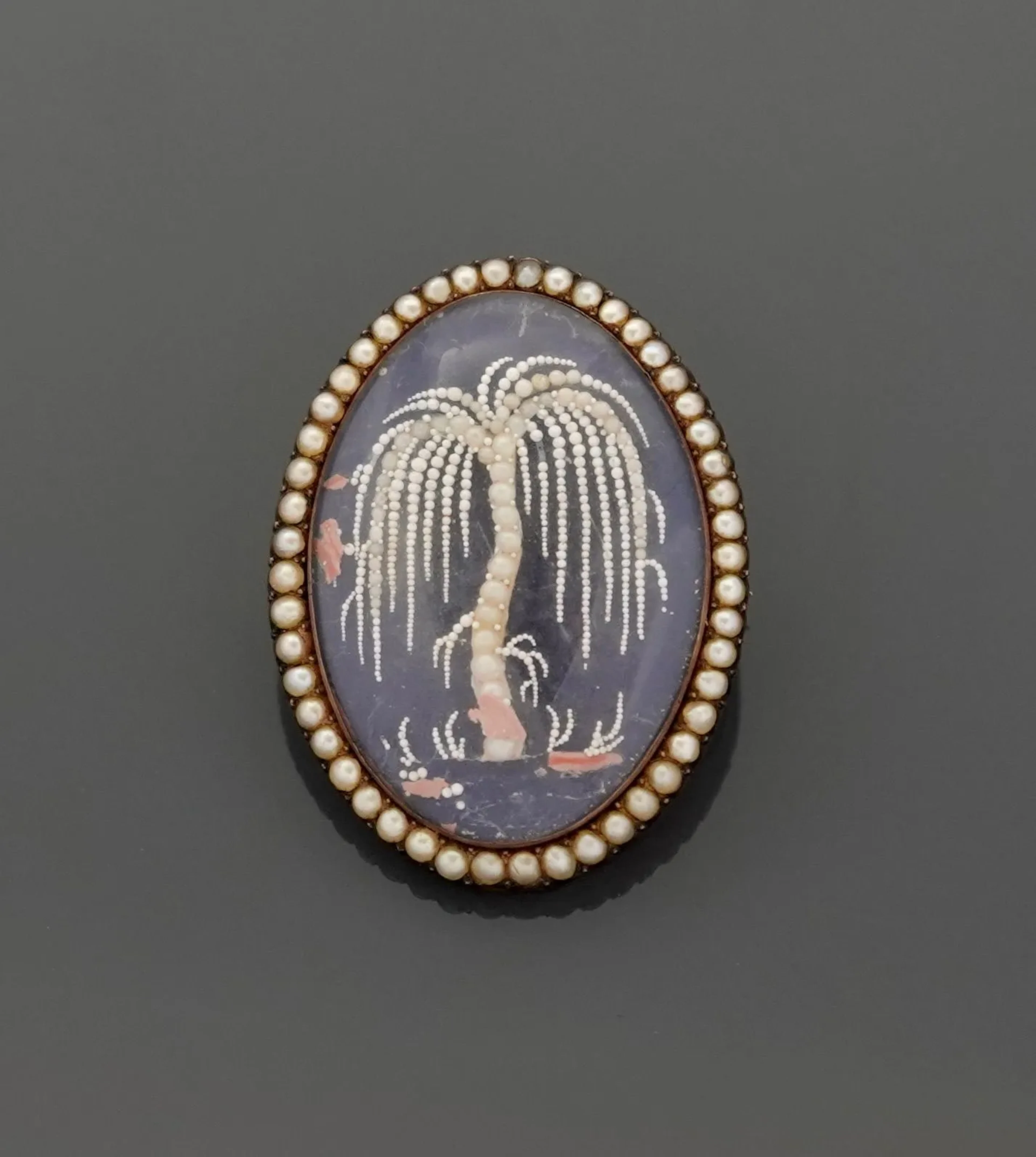9K yellow gold (375) medallion brooch featuring a weeping wi - Lot 145