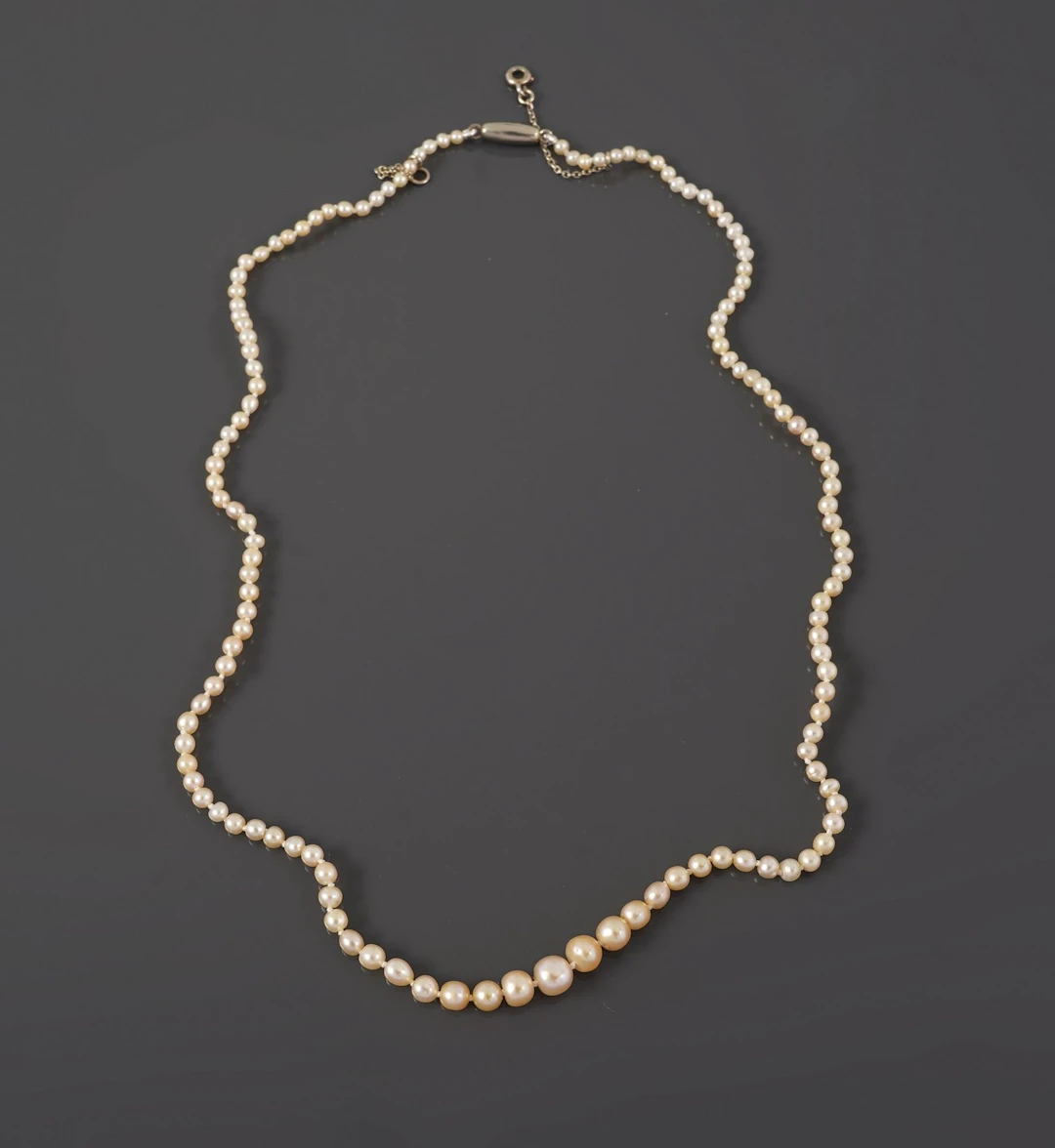 Single-row necklace with cascading cultured pearls, featurin - Lot 90