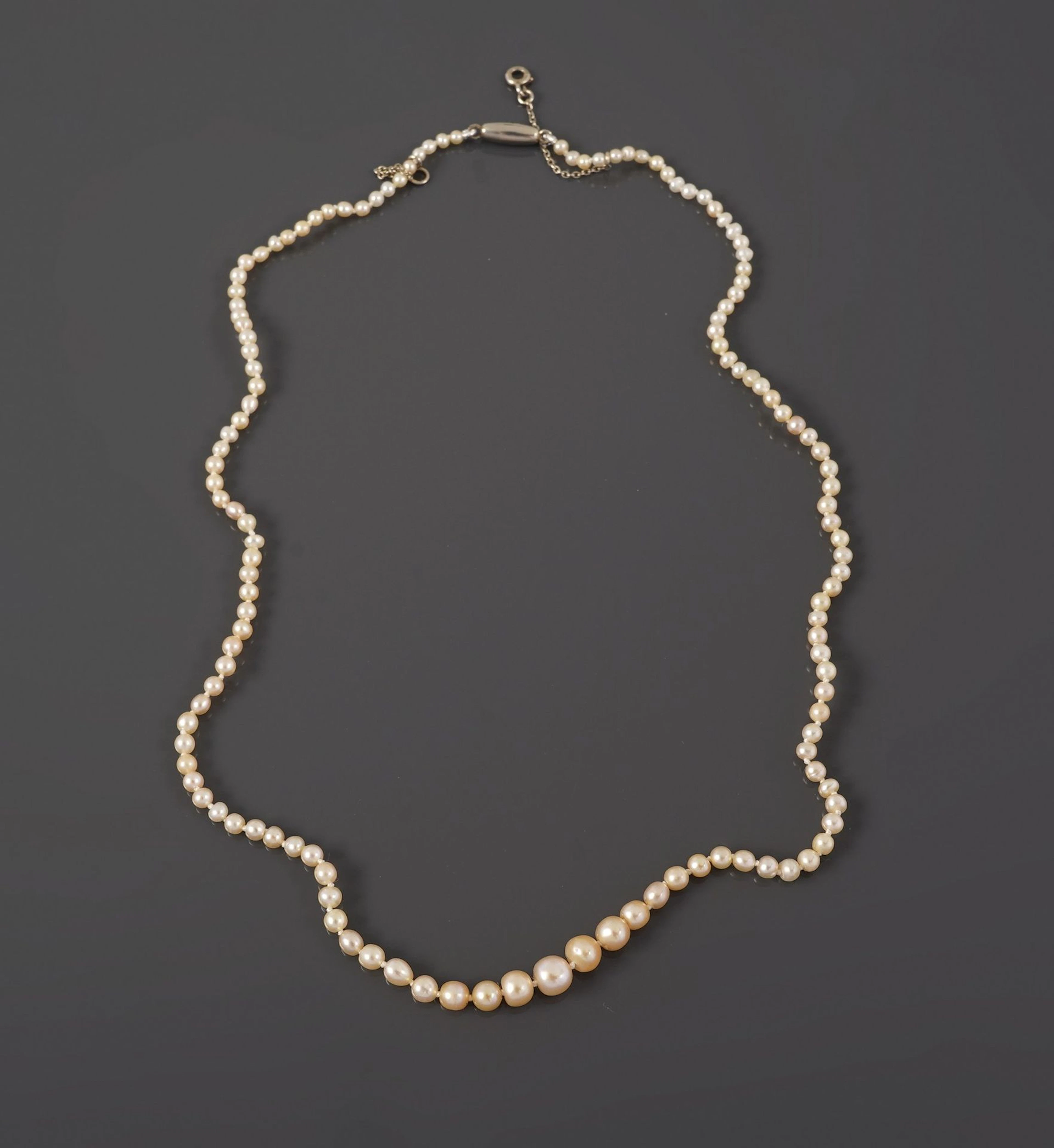Single-row necklace with cascading cultured pearls, featurin - Lot 90