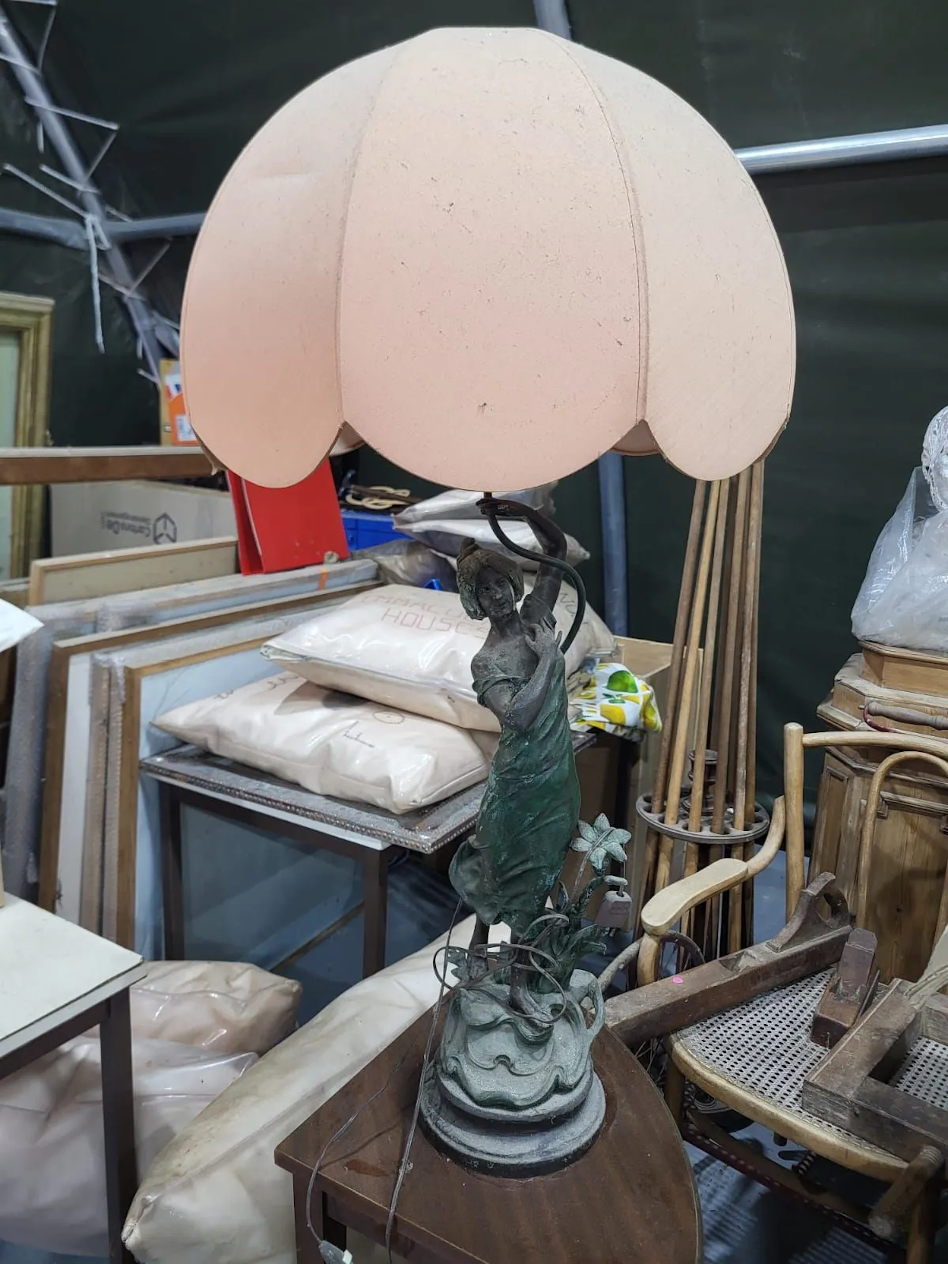 Pewter lamp depicting a woman - Lot 595