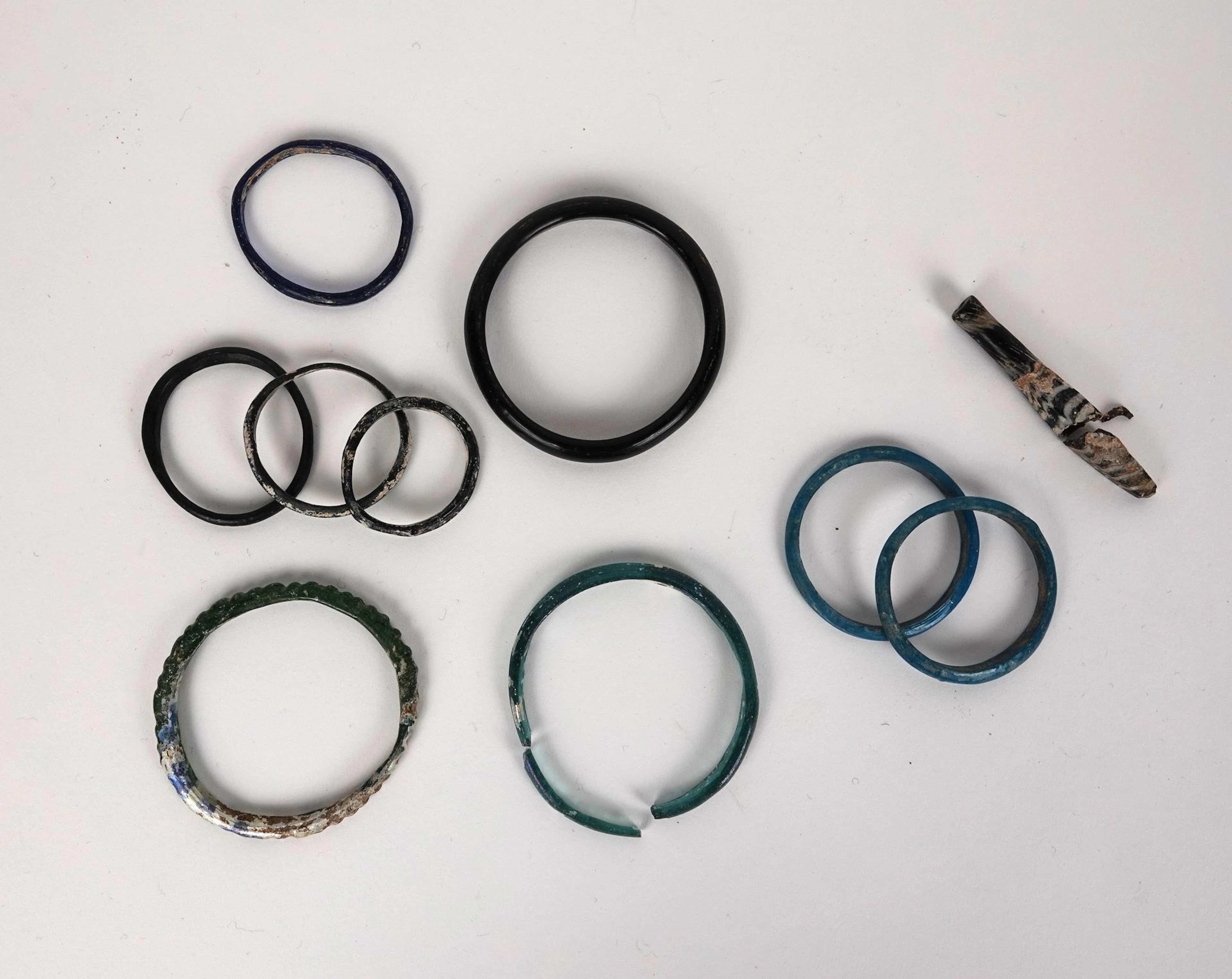 Large collection of bracelets, including some with gadroons - Lot 236