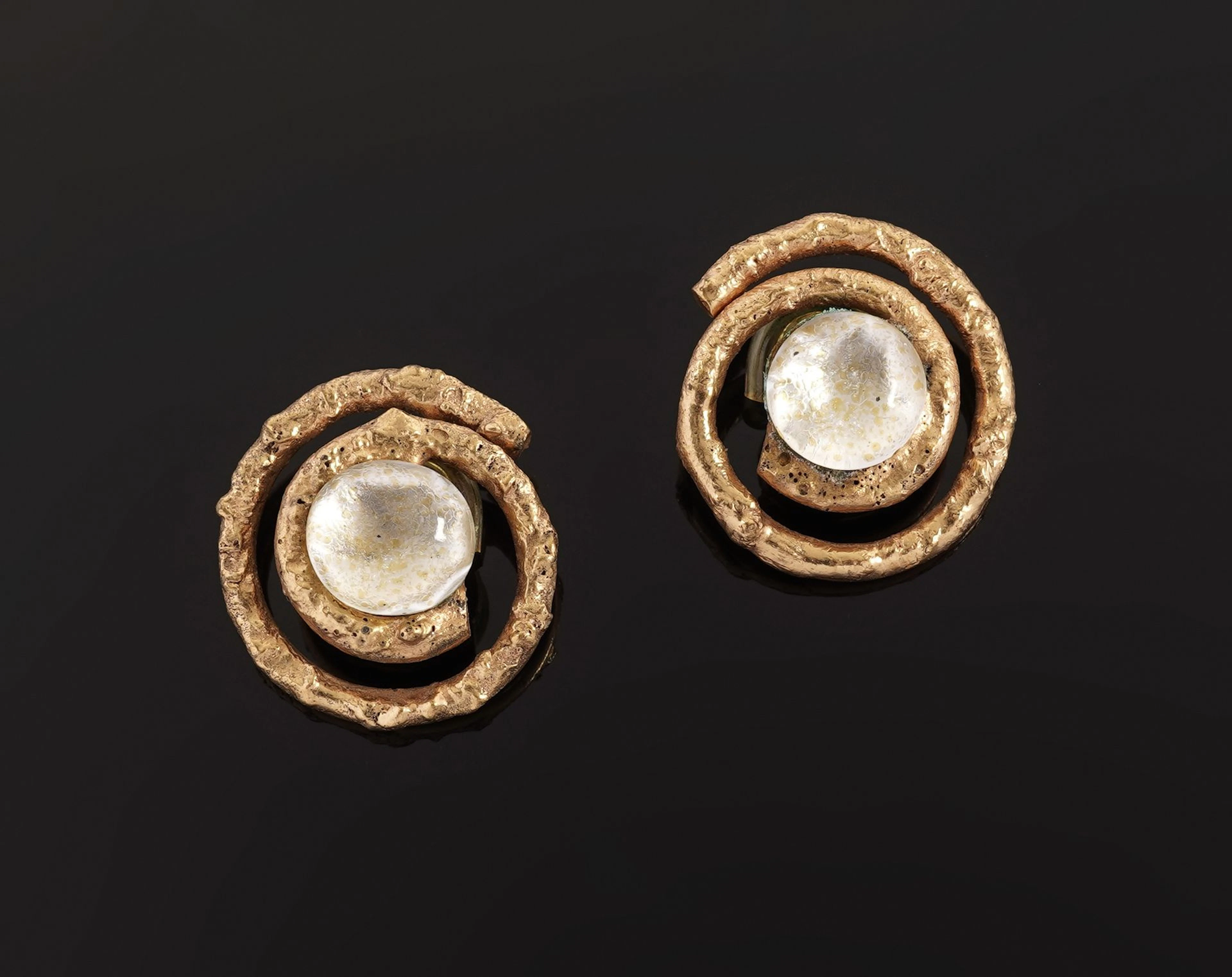 A pair of gold-tone metal ear clips in a spiral design, ador - Lot 59