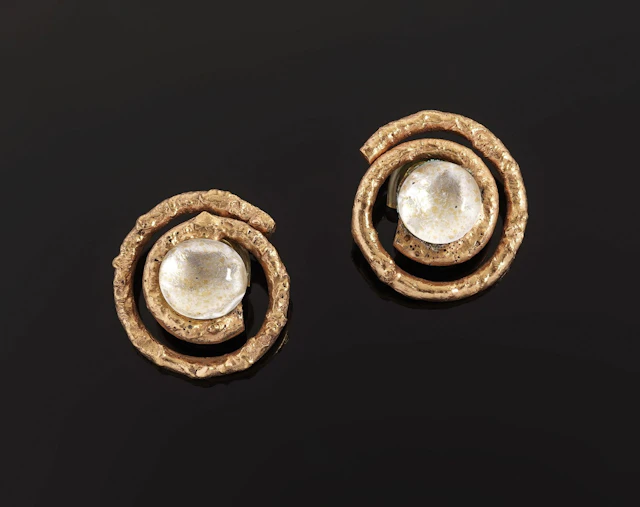 A pair of gold-tone metal ear clips in a spiral design, ador - Lot 59