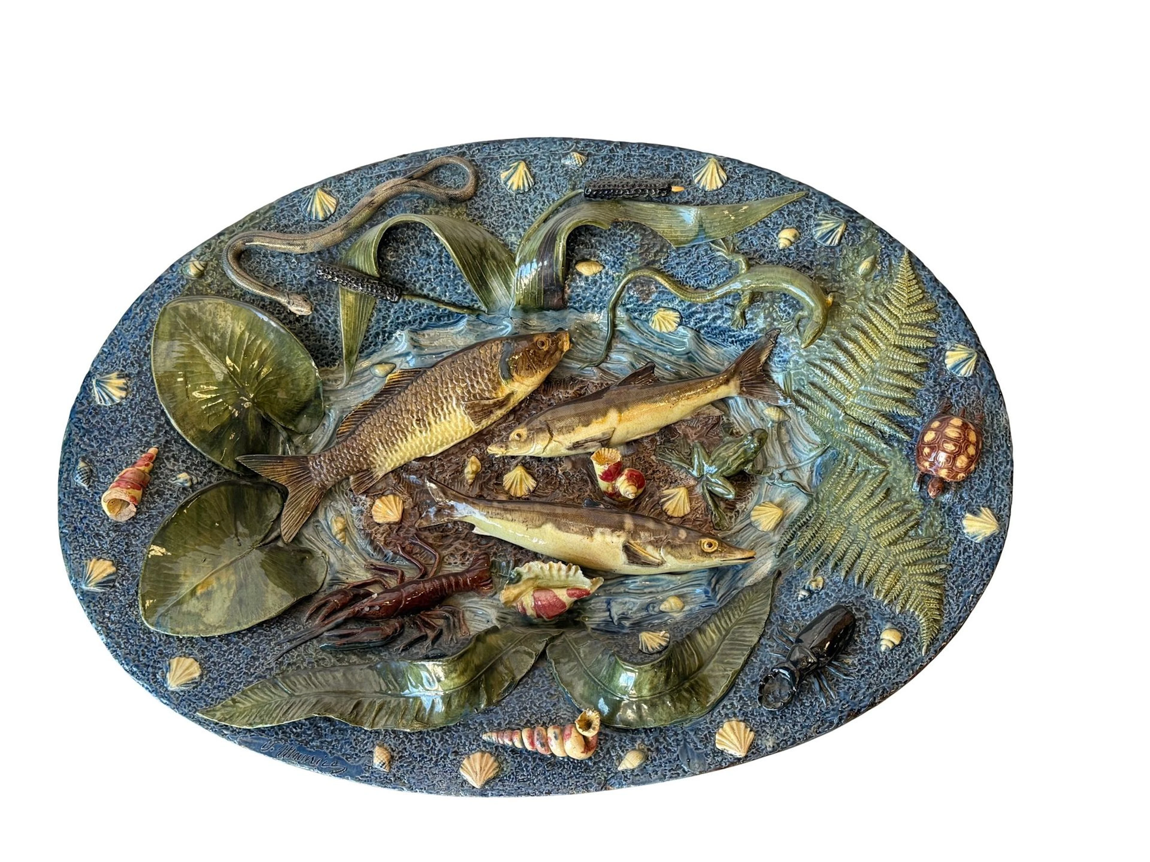 Large oval earthenware dish with a blue background, decorate - Lot 101