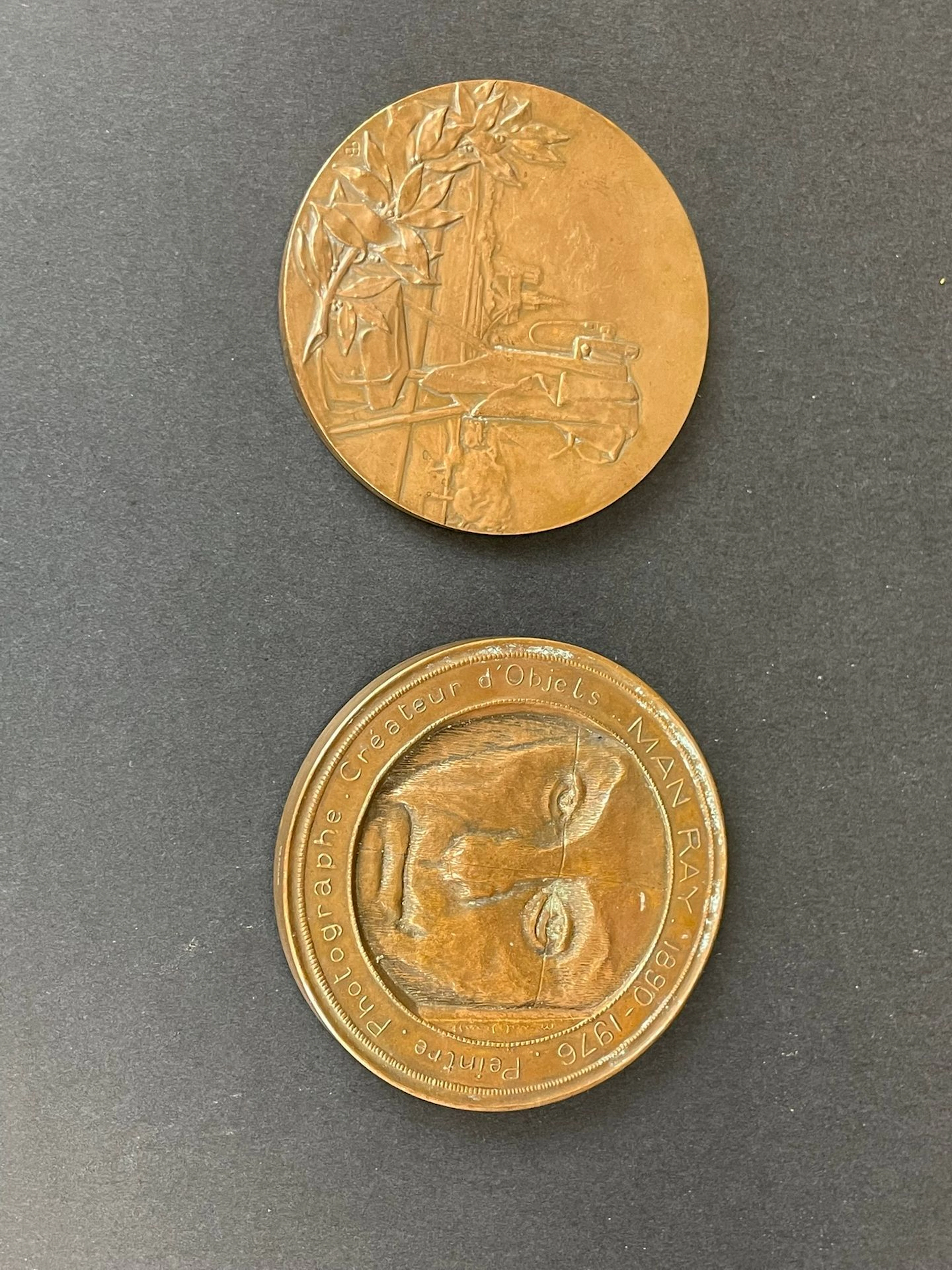 Set of two bronze medals, one featuring a drawing by Man Ray - Lot 273