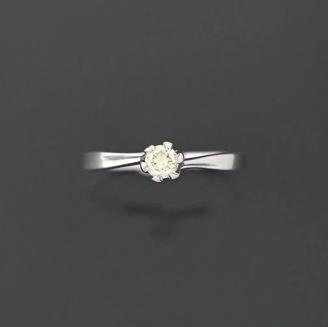 A solitaire ring in 18K rhodium-plated white gold (750) set - Lot 232