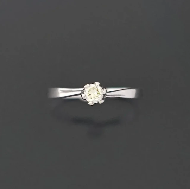 A solitaire ring in 18K rhodium-plated white gold (750) set - Lot 232