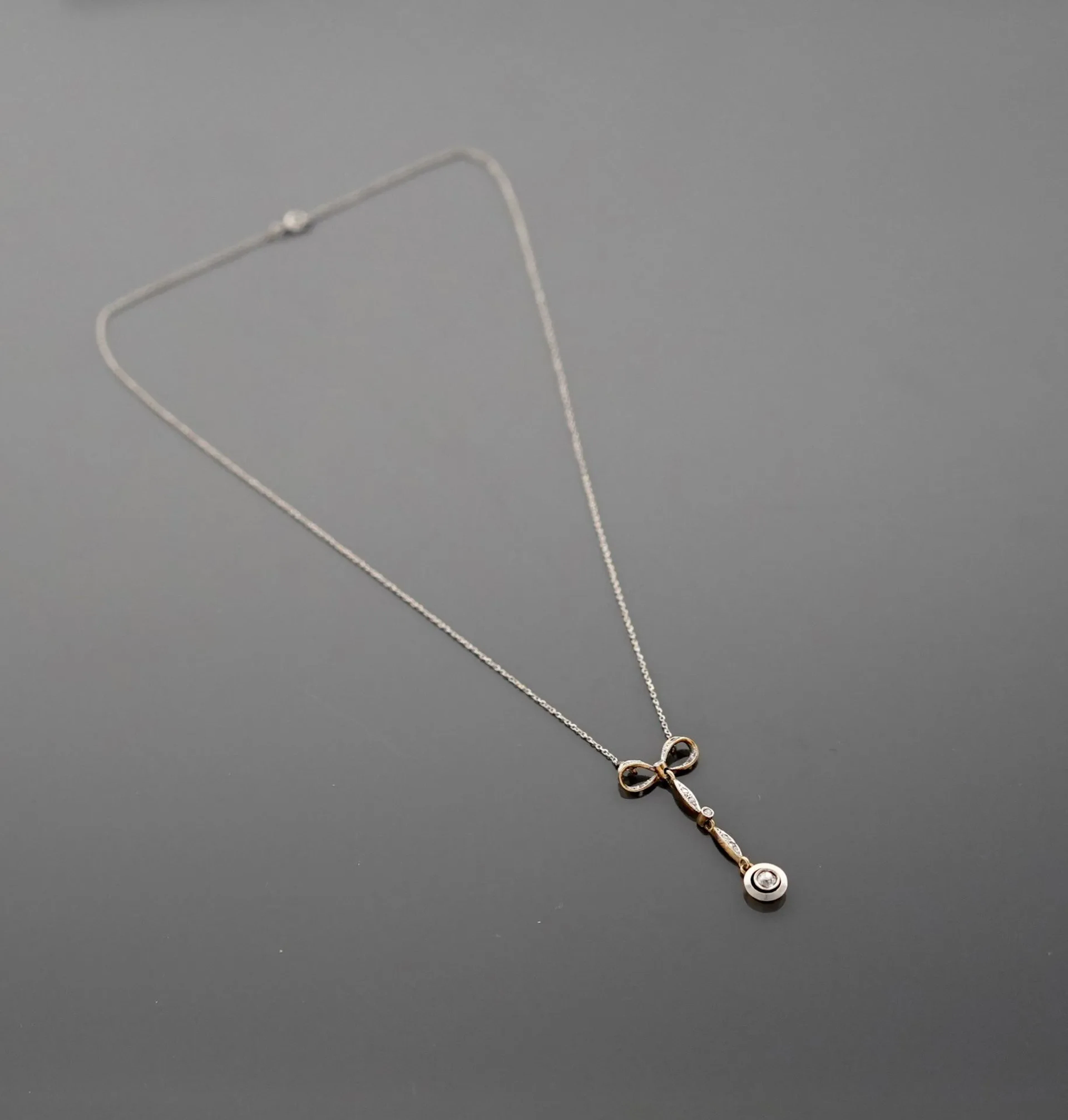 An 18K yellow gold (750 parts per thousand) and platinum (85 - Lot 133