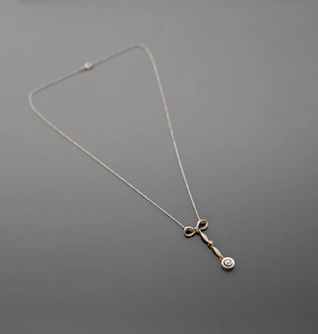 An 18K yellow gold (750 parts per thousand) and platinum (85 - Lot 133