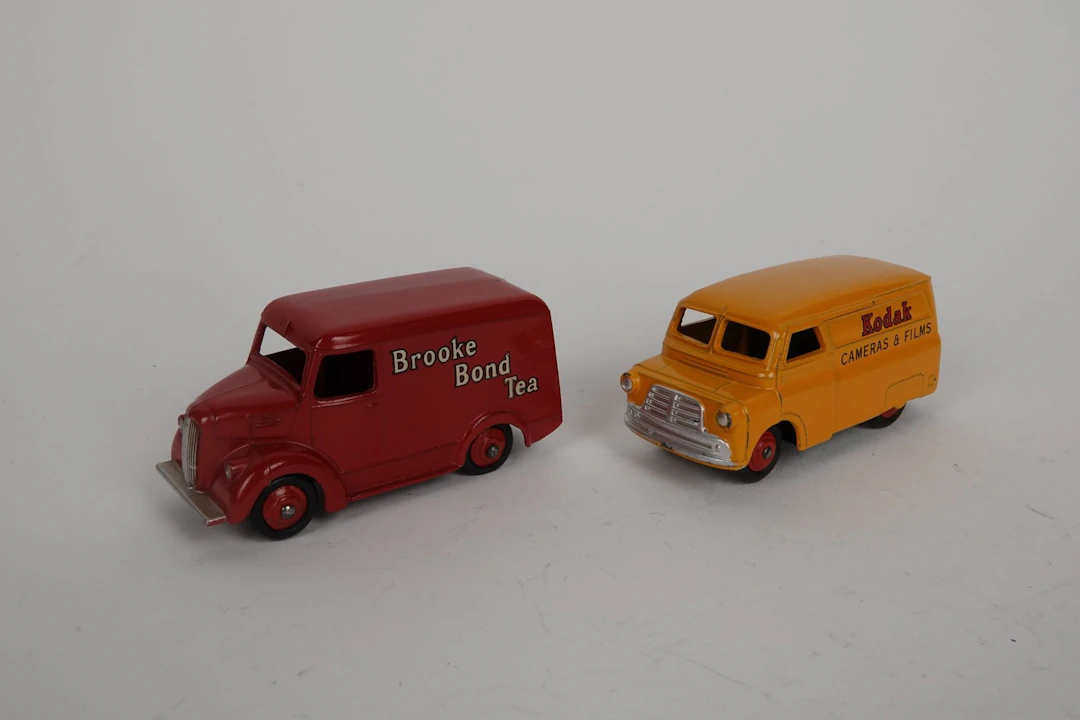 DINKY TOYS - ENGLAND (2) - Lot 73
