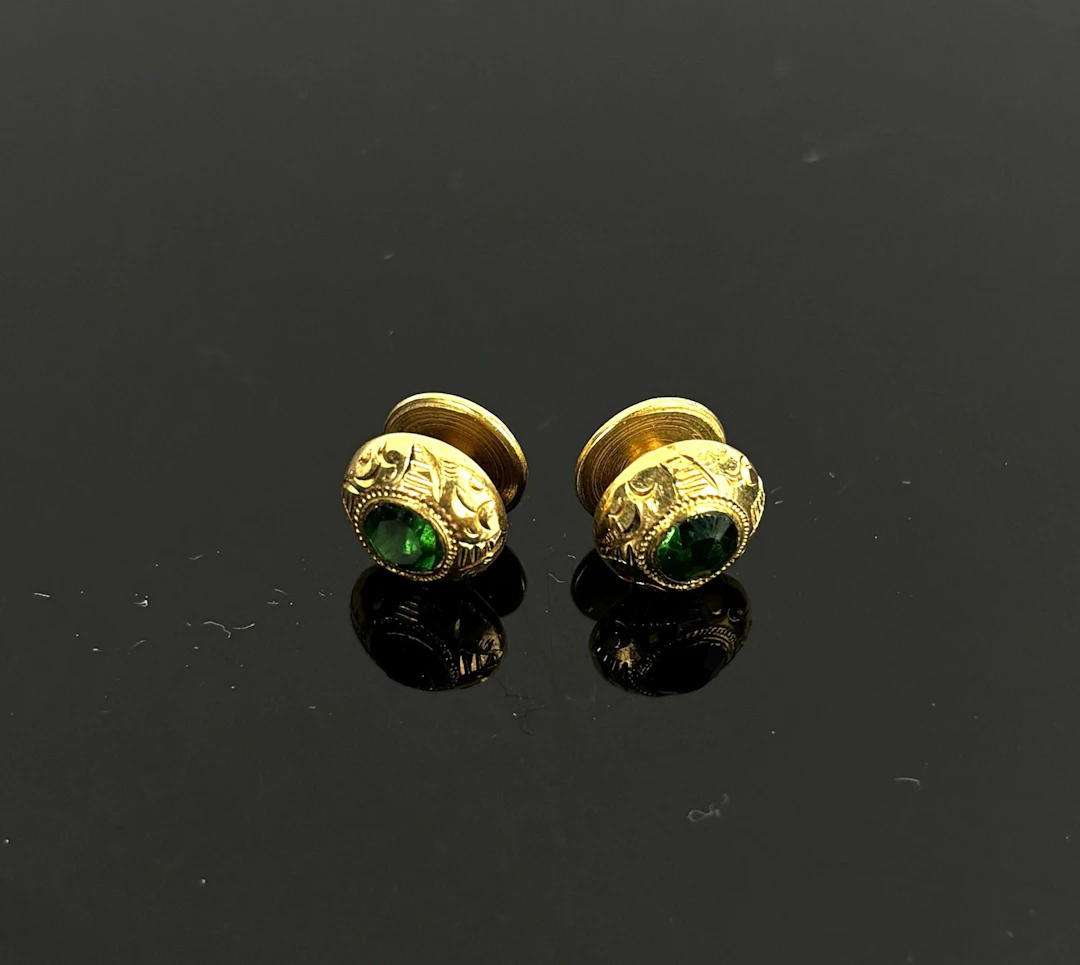 Two 18k yellow gold (750) lapel buttons set with green stone - Lot 168