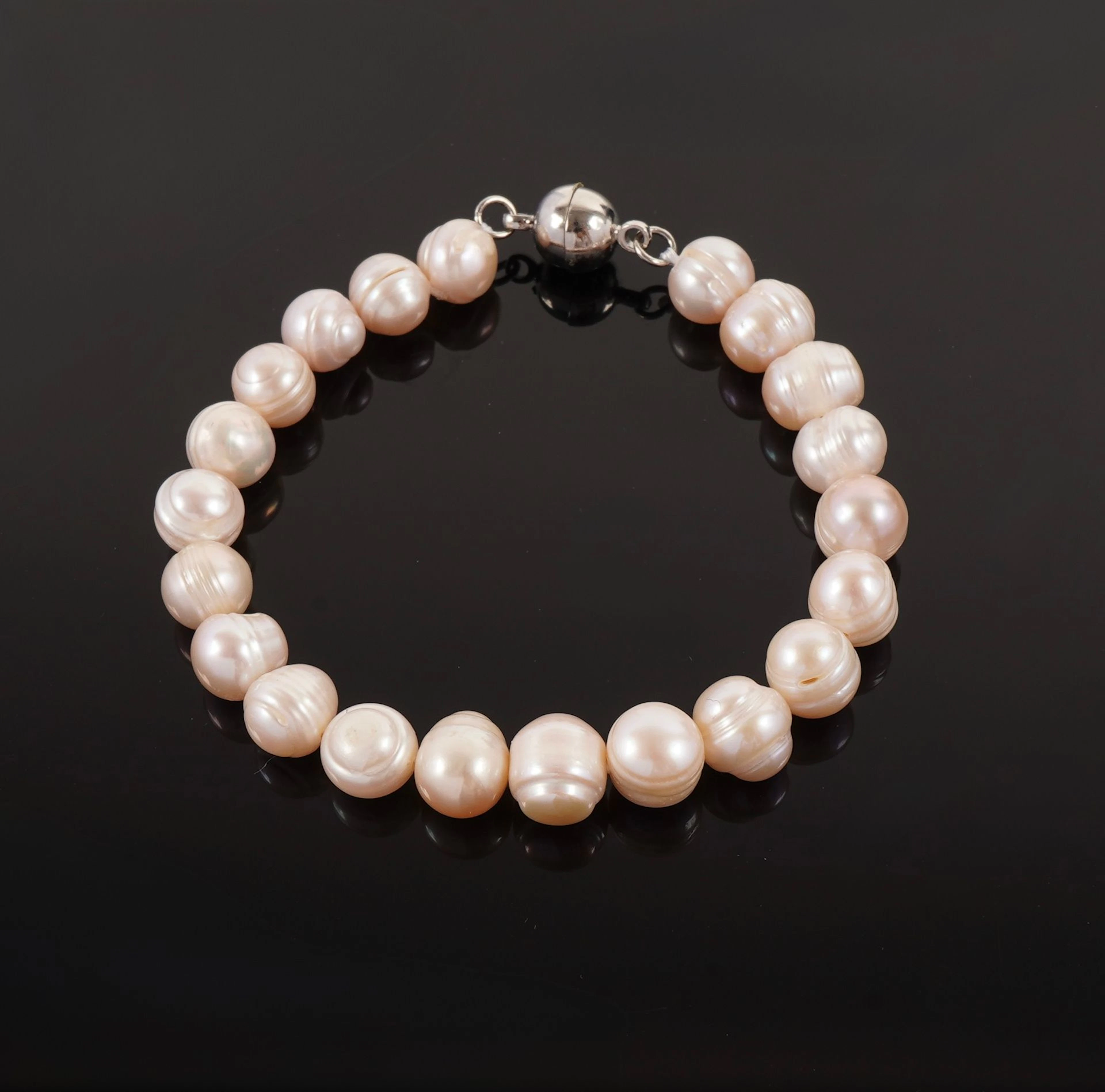 Bracelet made of 21 white freshwater pearls, with a magnetic - Lot 55