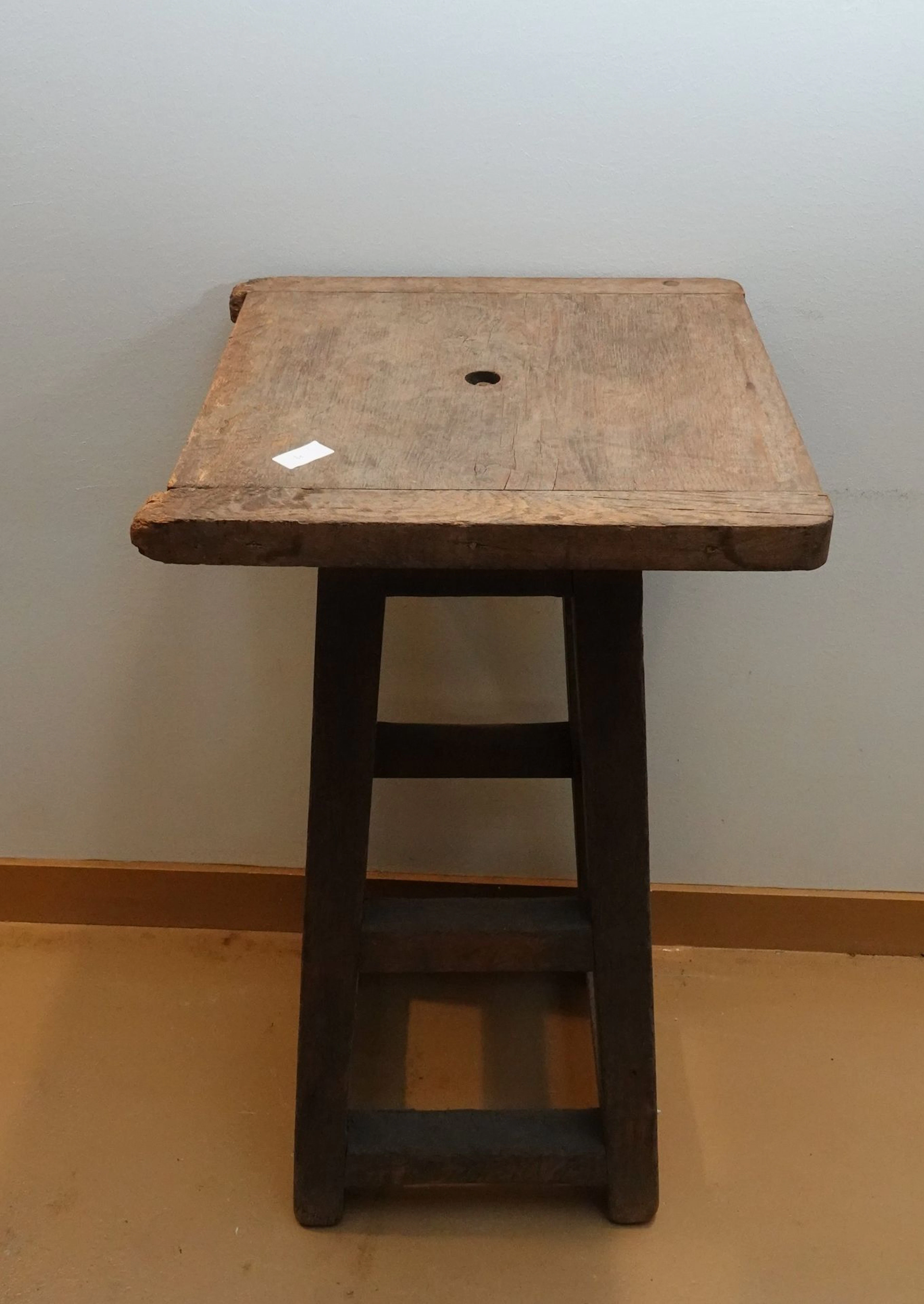 Natural wood sculptor’s bench with rotating tabletop - Lot 641