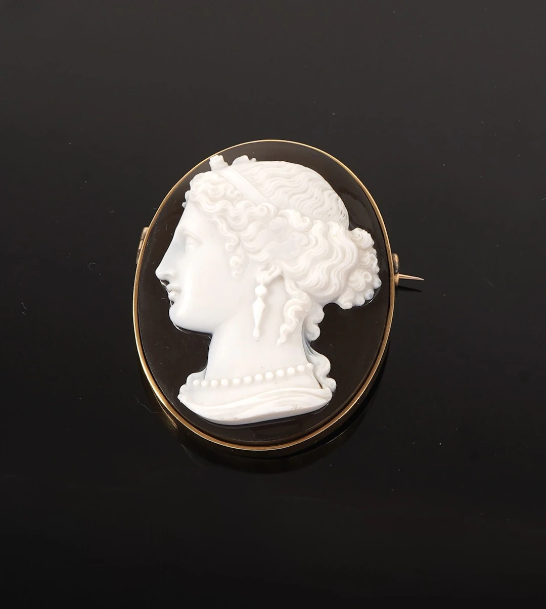 18K yellow gold brooch (750 parts per thousand) adorned with - Lot 126