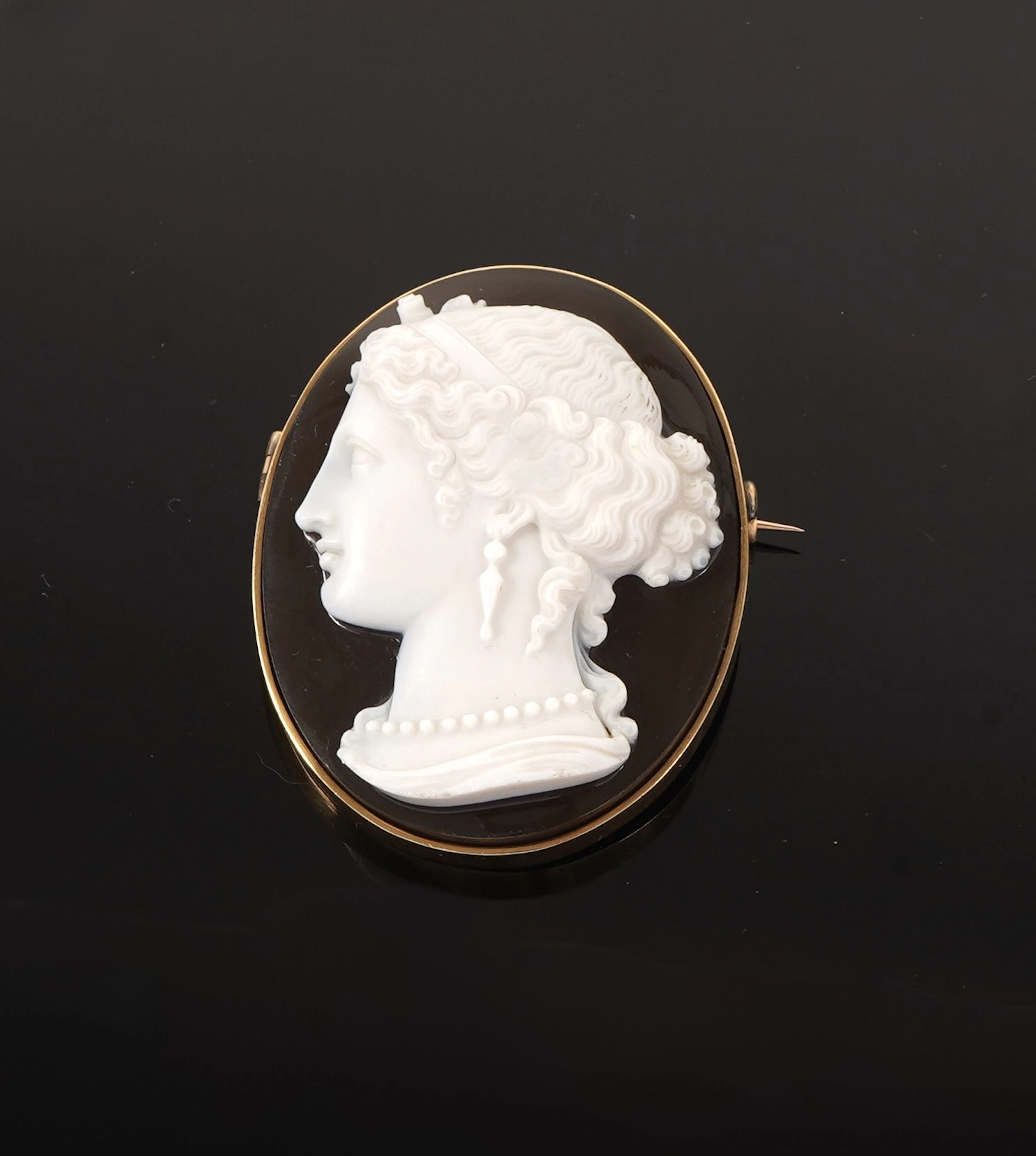 18K yellow gold brooch (750 parts per thousand) adorned with - Lot 126
