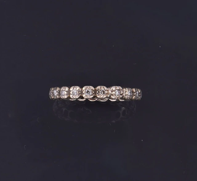 18K white gold wedding band (750 fineness) set with 21 diamo - Lot 227