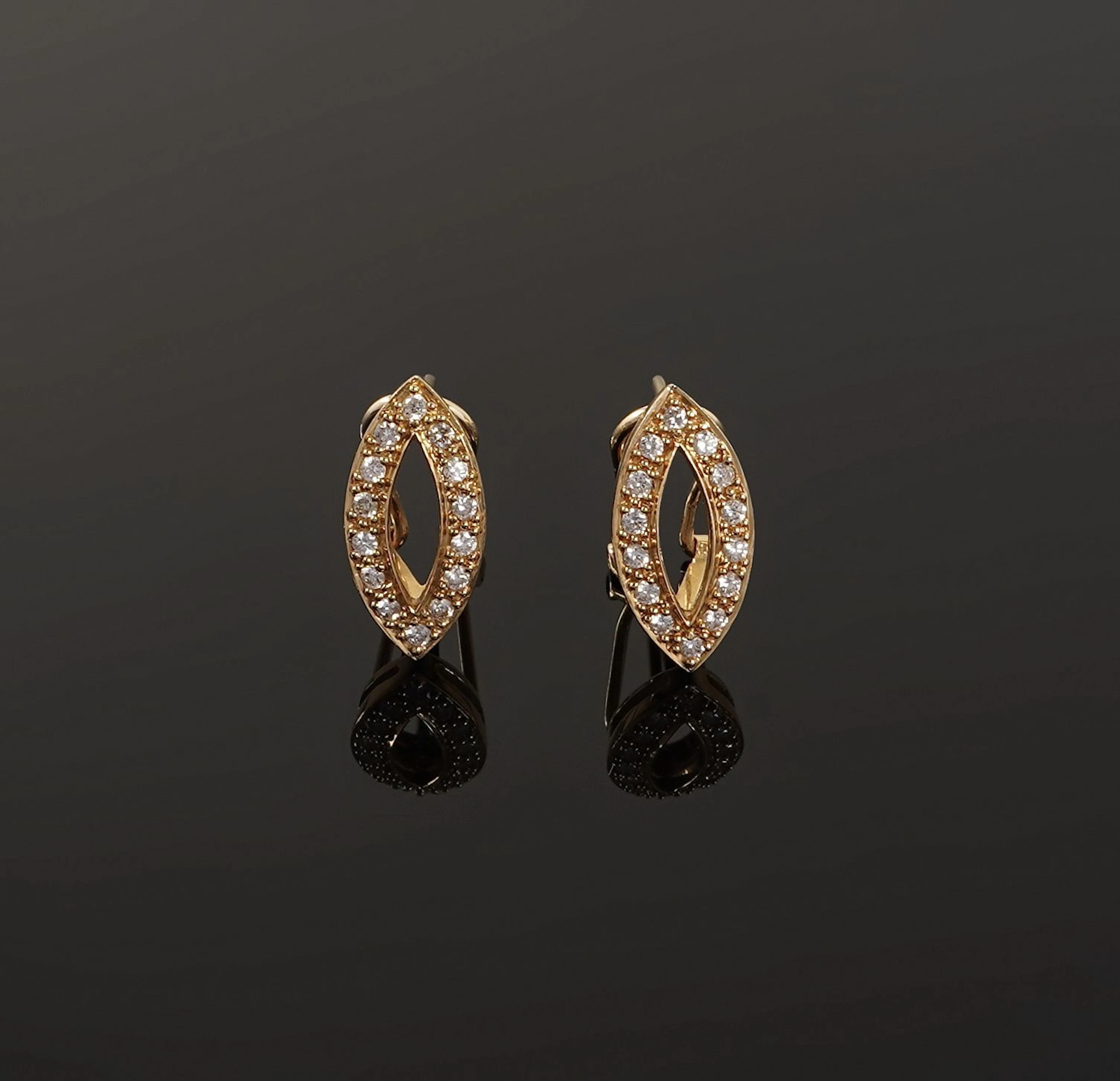 Pair of 18k yellow gold (750) clip-on earrings featuring an - Lot 114