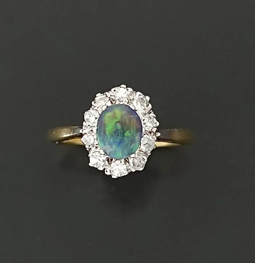 An 18K yellow and white gold ring (750 parts per thousand) f - Lot 195