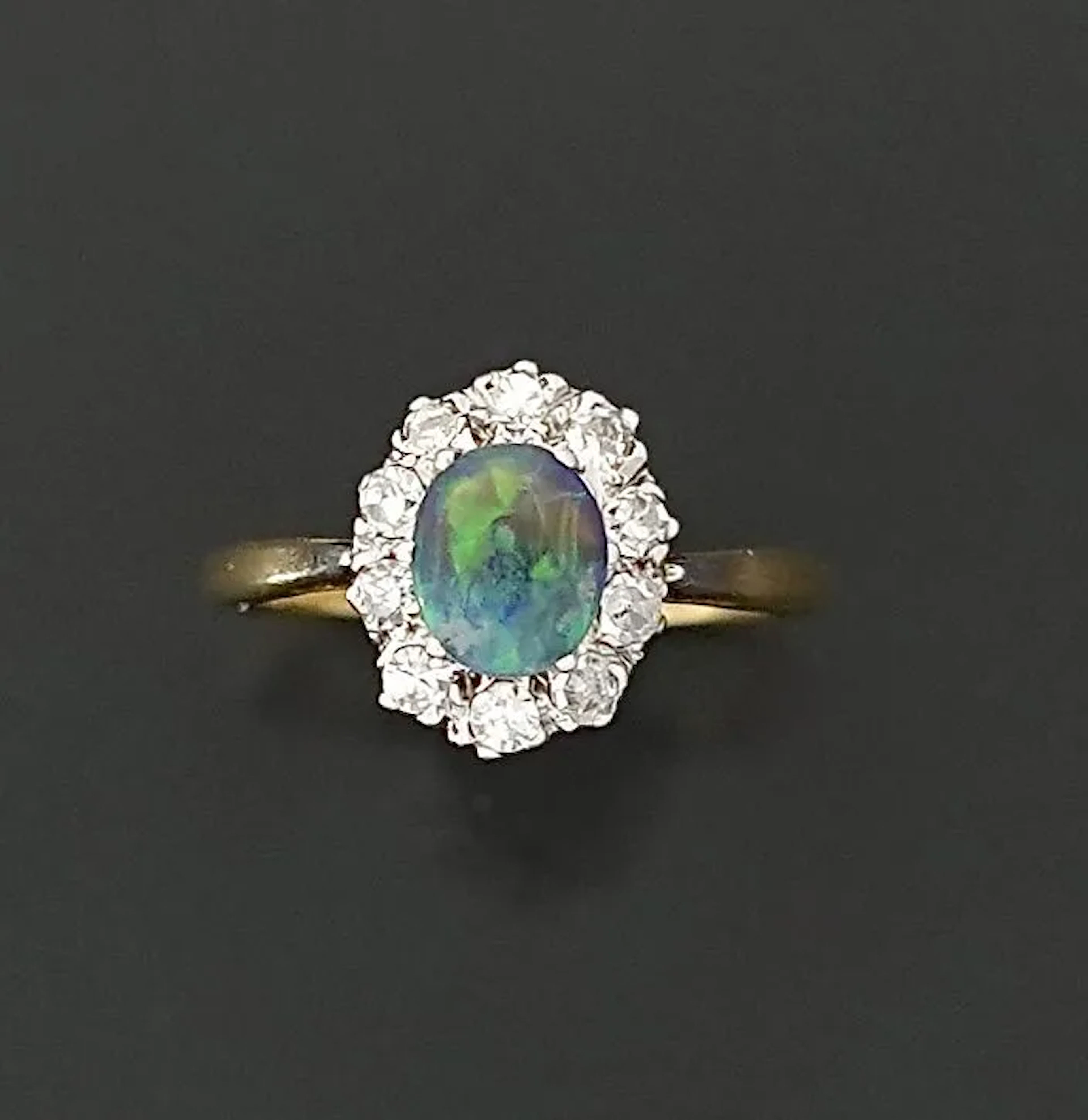 An 18K yellow and white gold ring (750 parts per thousand) f - Lot 195