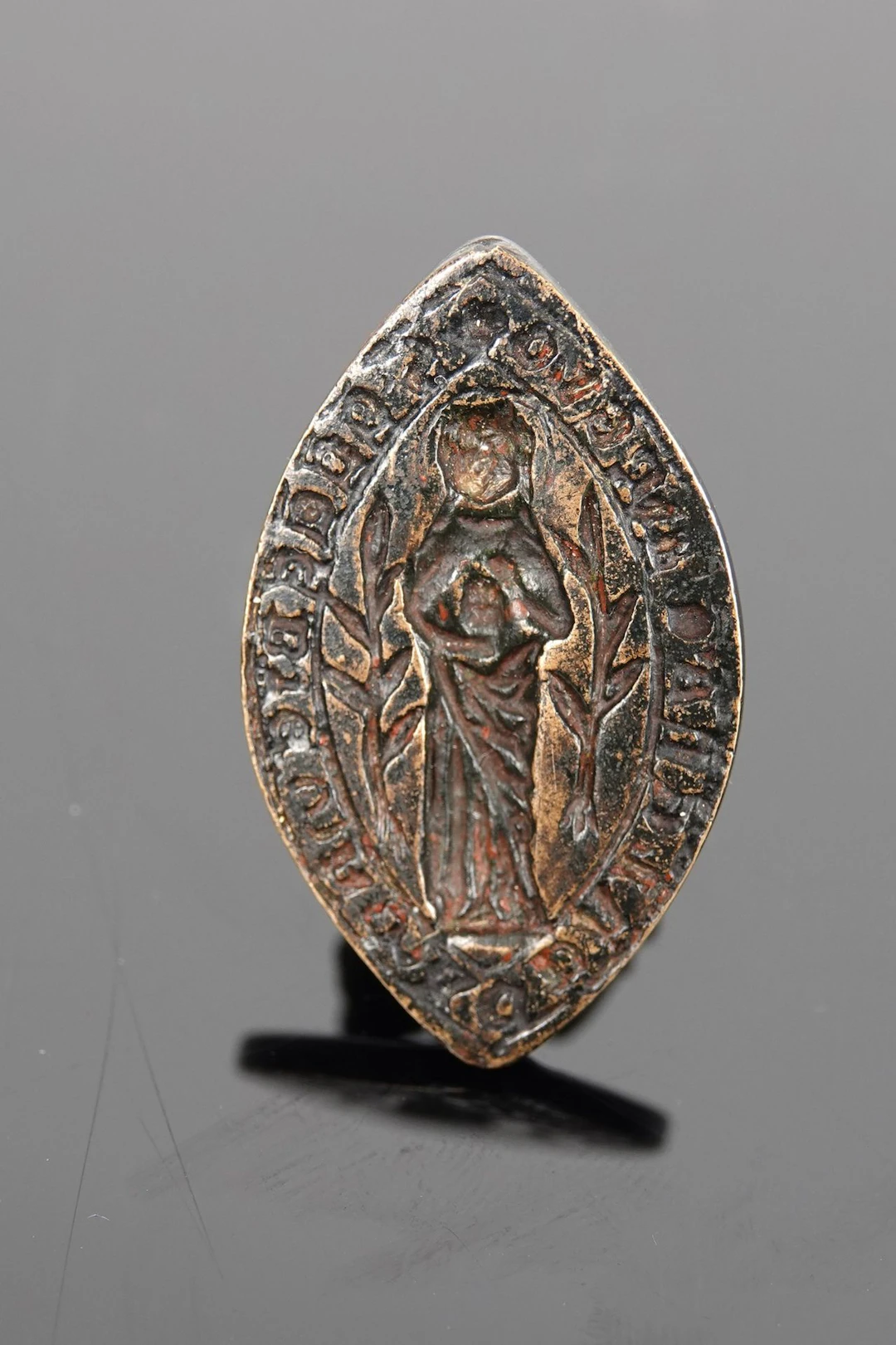 Shuttle-shaped seal depicting a Virgin Mary among branches - Lot 272