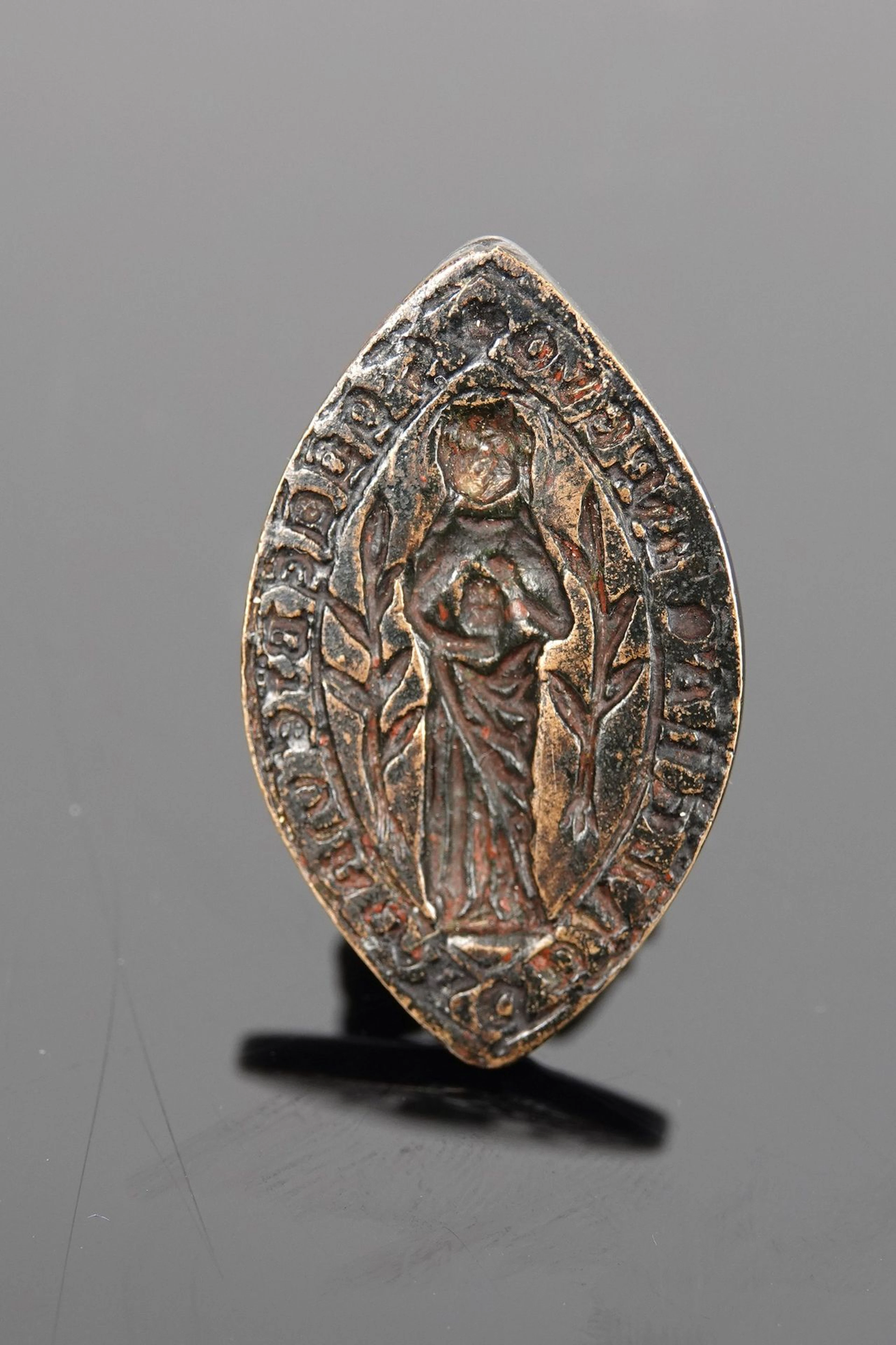 Shuttle-shaped seal depicting a Virgin Mary among branches - Lot 272