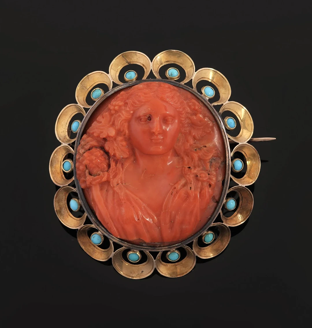 Oval brooch featuring a cameo on coral depicting a female bu - Lot 124