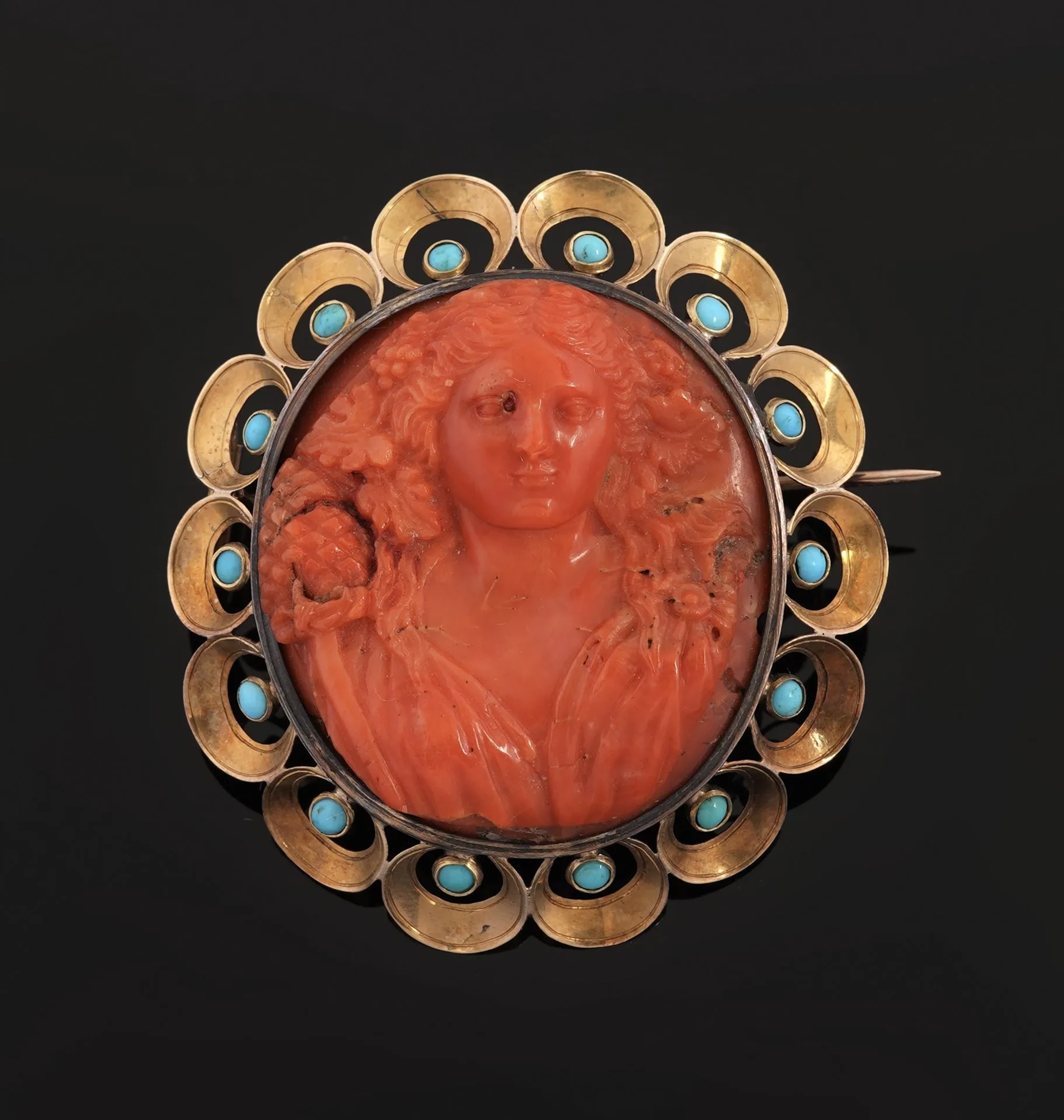 Oval brooch featuring a cameo on coral depicting a female bu - Lot 124