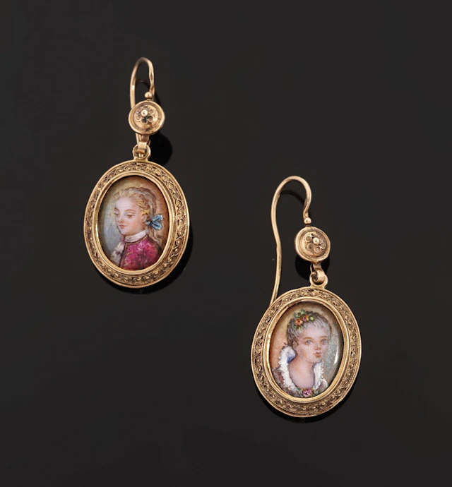 A pair of 18k yellow gold (750) earrings featuring an oval e - Lot 128