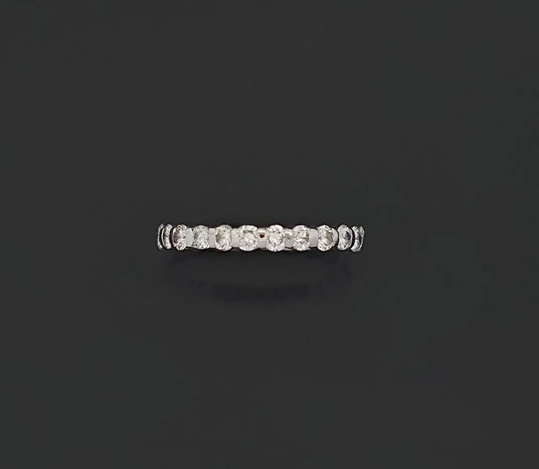 18k white gold wedding band (750) set with 22 modern-cut dia - Lot 264