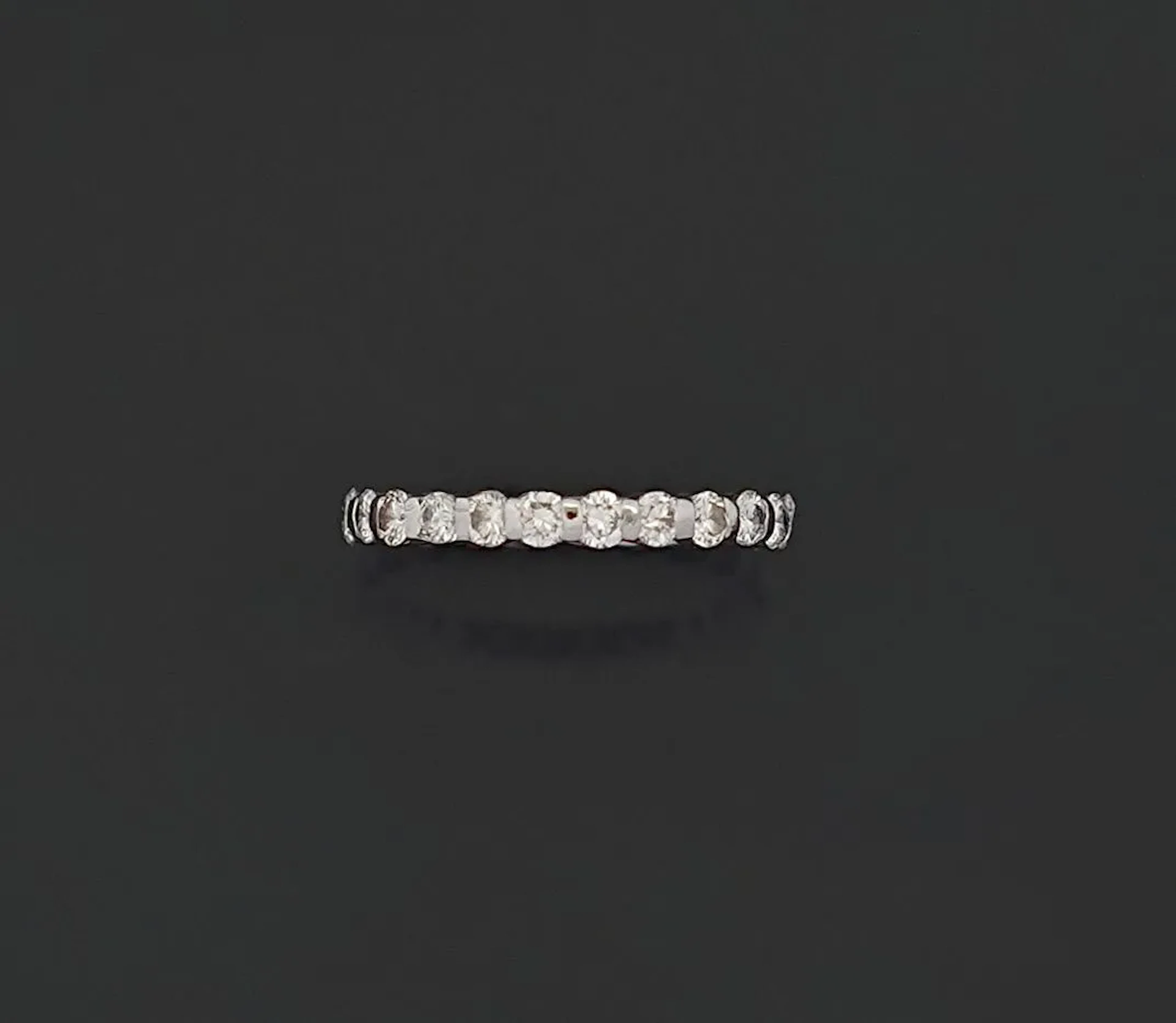 18k white gold wedding band (750) set with 22 modern-cut dia - Lot 264