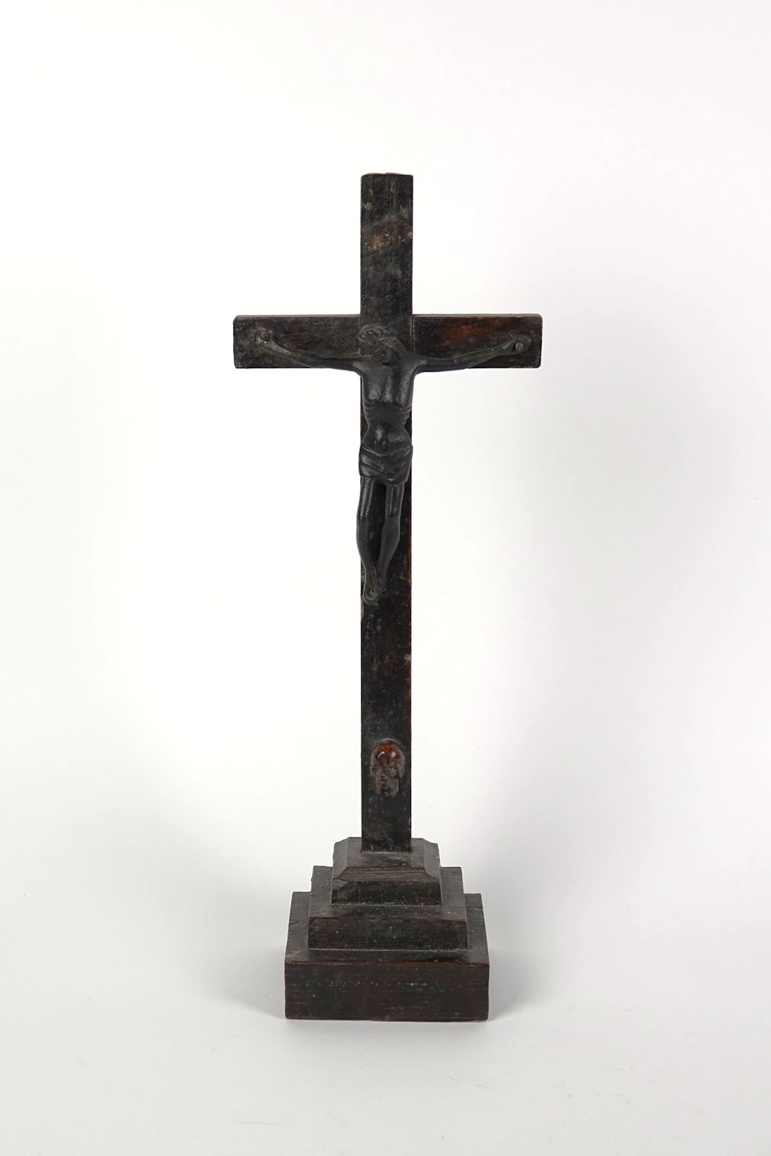 Wooden crucifix adorned with a bronze figure of Christ - Lot 306
