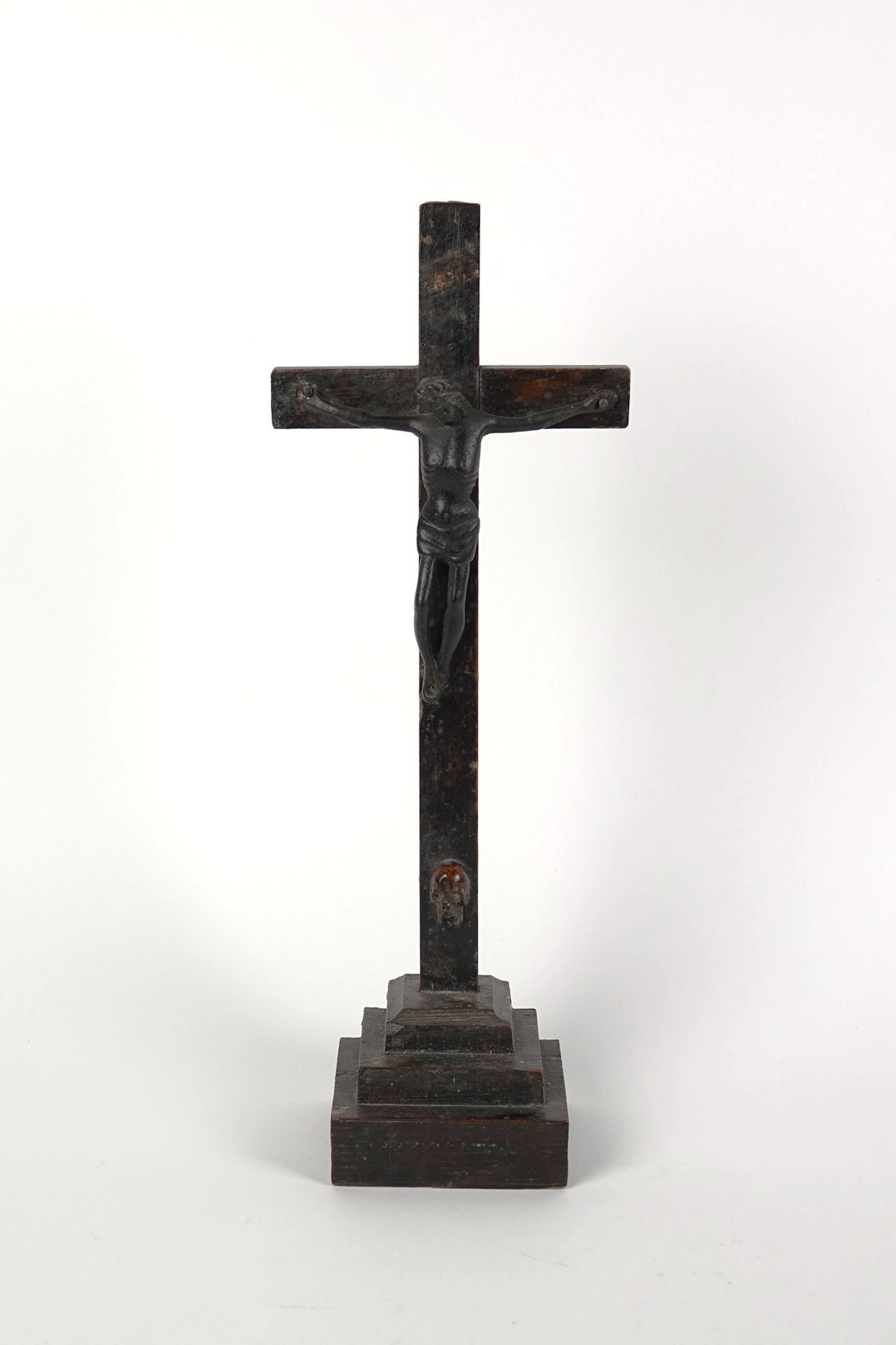 Wooden crucifix adorned with a bronze figure of Christ - Lot 306