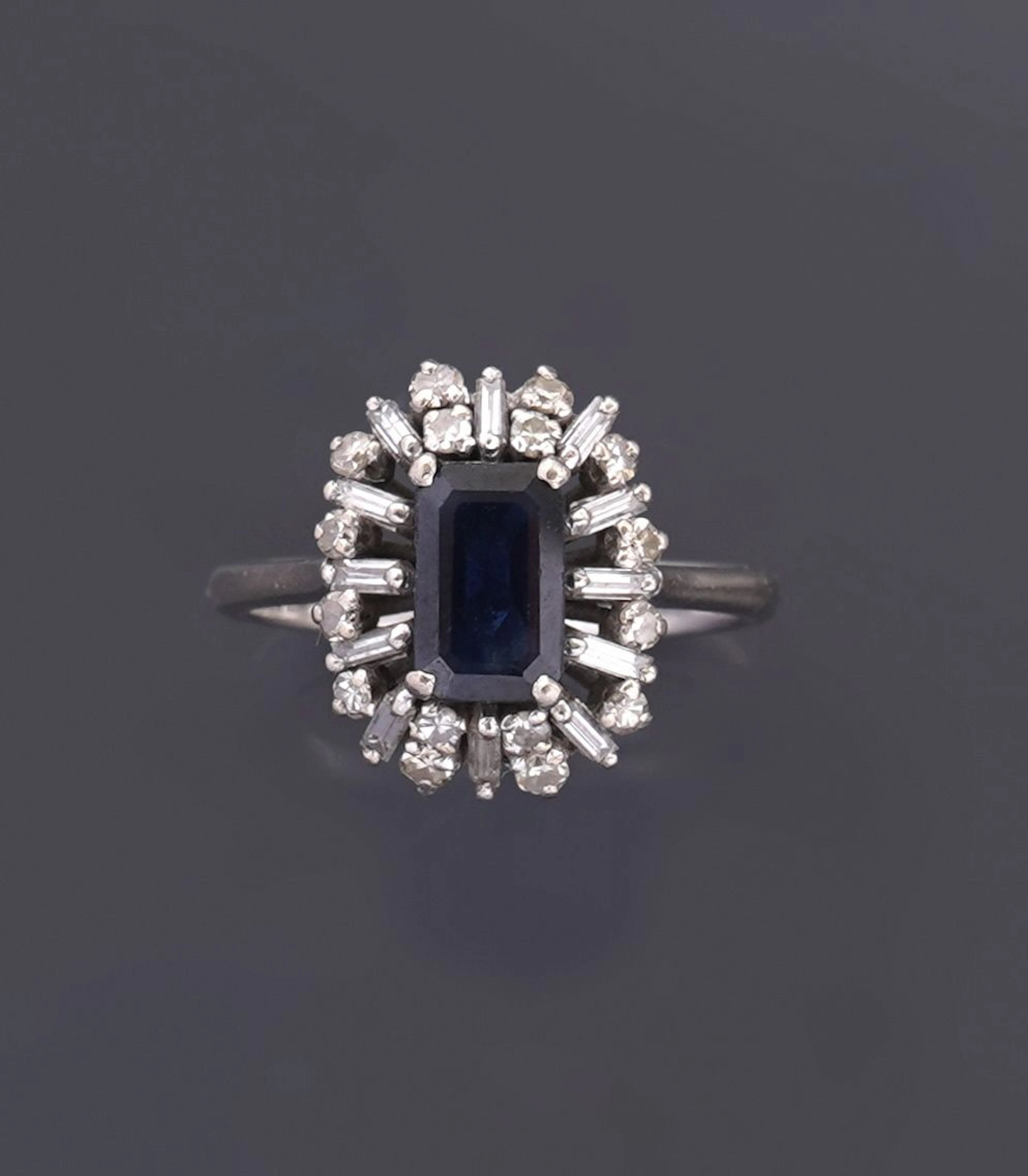 18k white gold ring (750 parts per thousand), set with an em - Lot 313