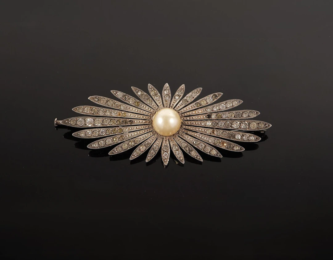 An 800-thousandths silver brooch featuring a radiant bouquet - Lot 78