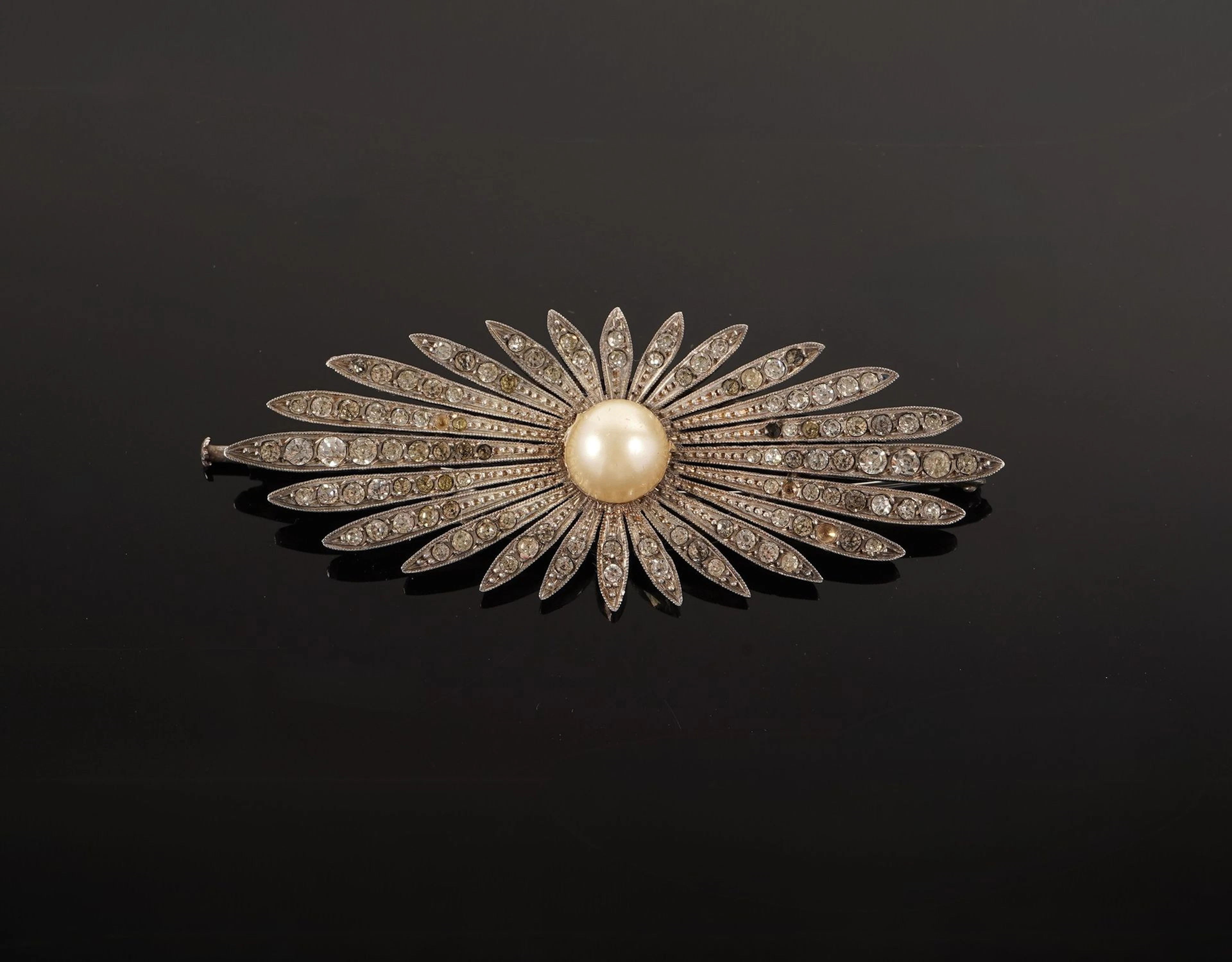 An 800-thousandths silver brooch featuring a radiant bouquet - Lot 78