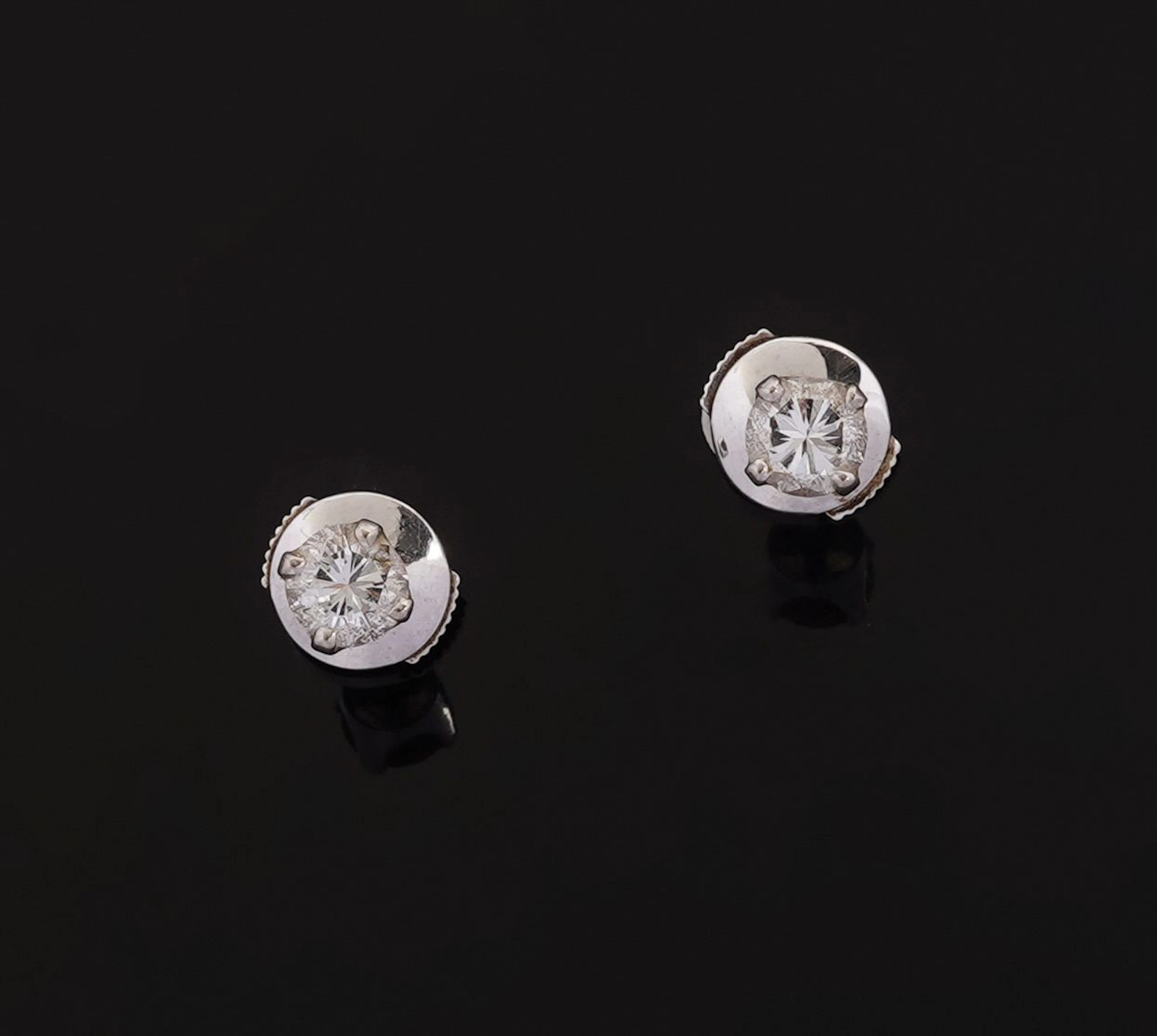 A pair of 18k white gold (750) stud earrings, each set with - Lot 251