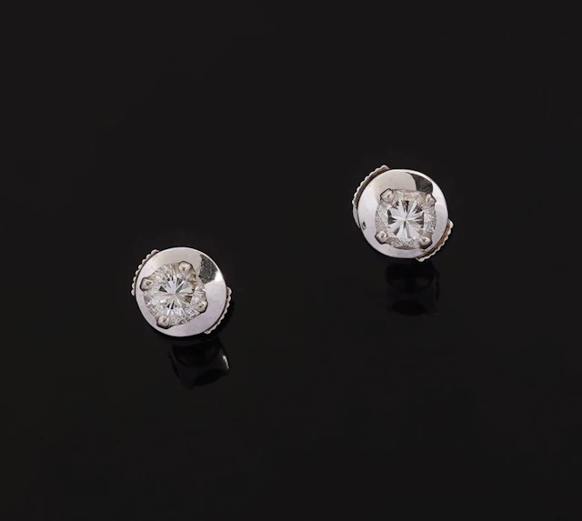A pair of 18k white gold (750) stud earrings, each set with - Lot 251