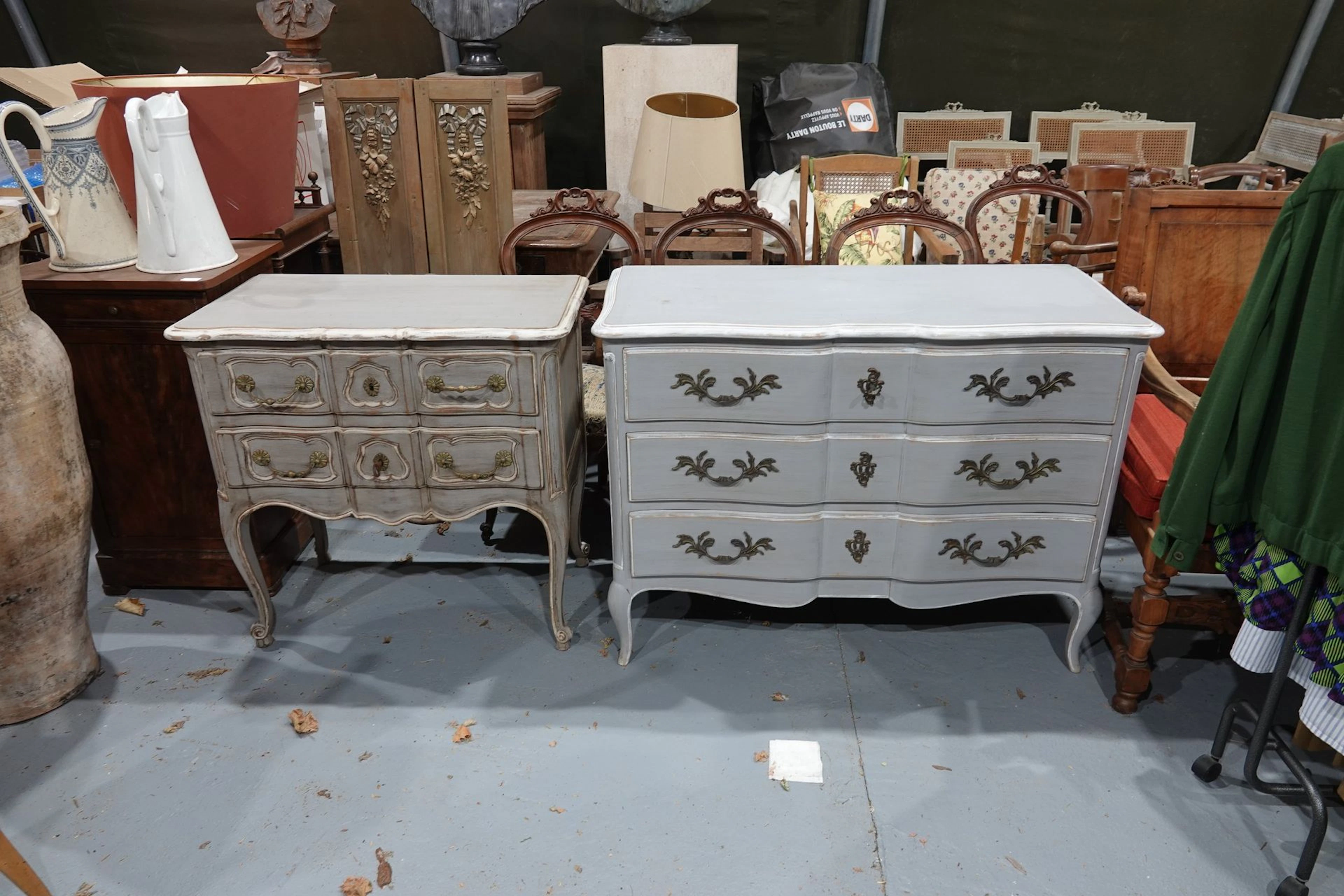 Two gray-lacquered wooden chests of drawers in the Louis XV - Lot 617