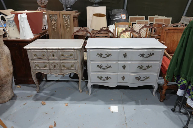 Two gray-lacquered wooden chests of drawers in the Louis XV - Lot 617