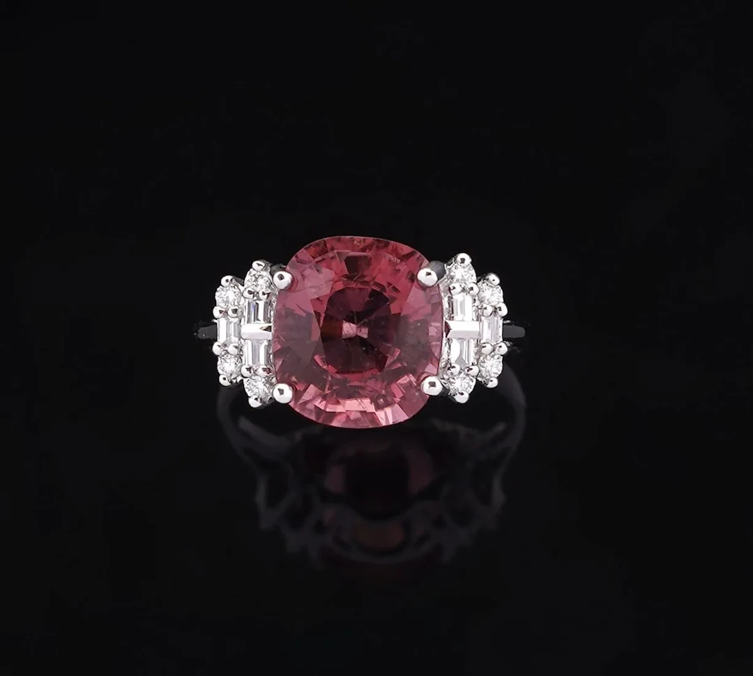 An 18k white gold ring (750) set with a 4.44-carat cushion-c - Lot 215