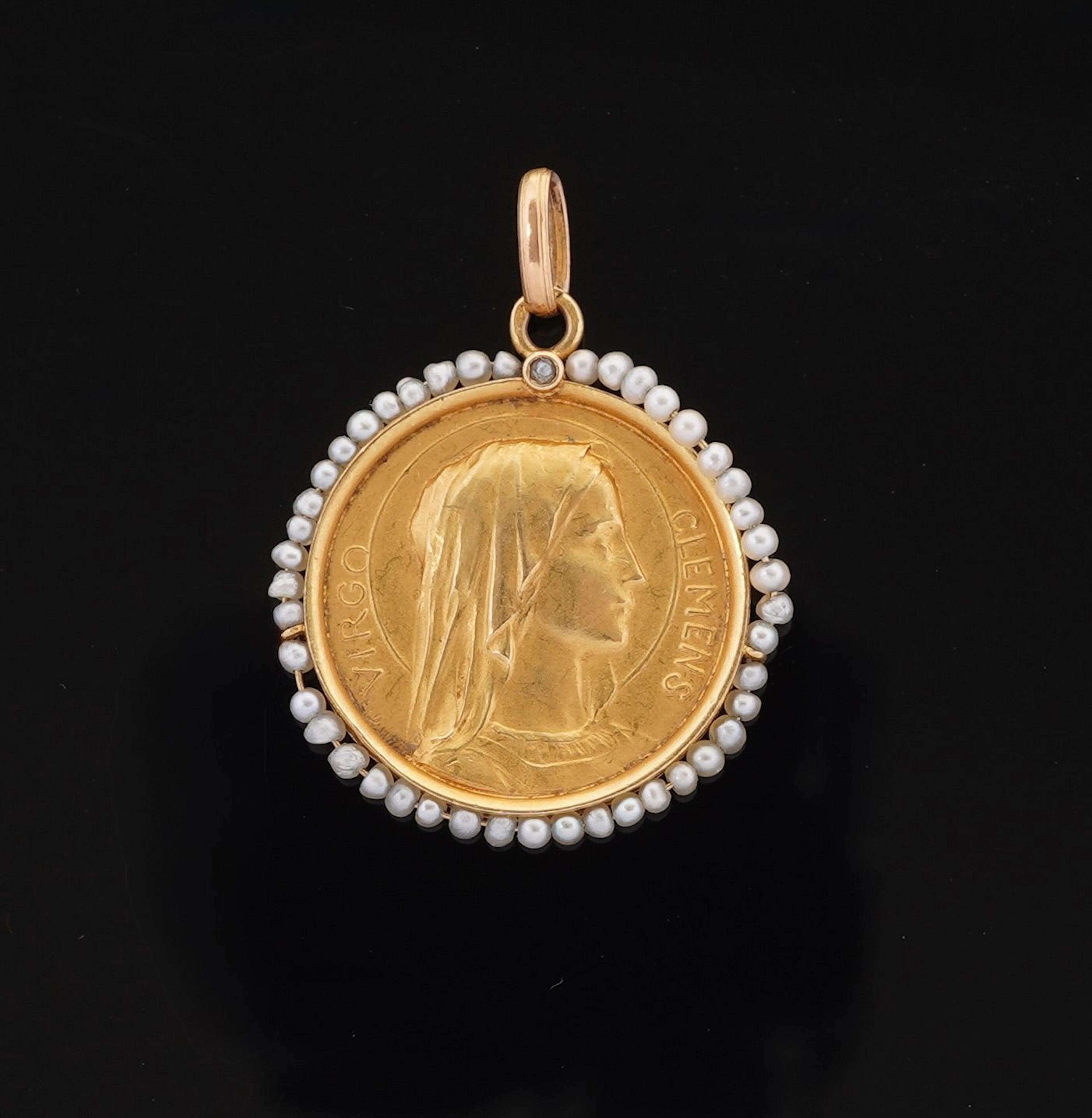 An 18k yellow gold medallion (750 parts per thousand) adorne - Lot 109