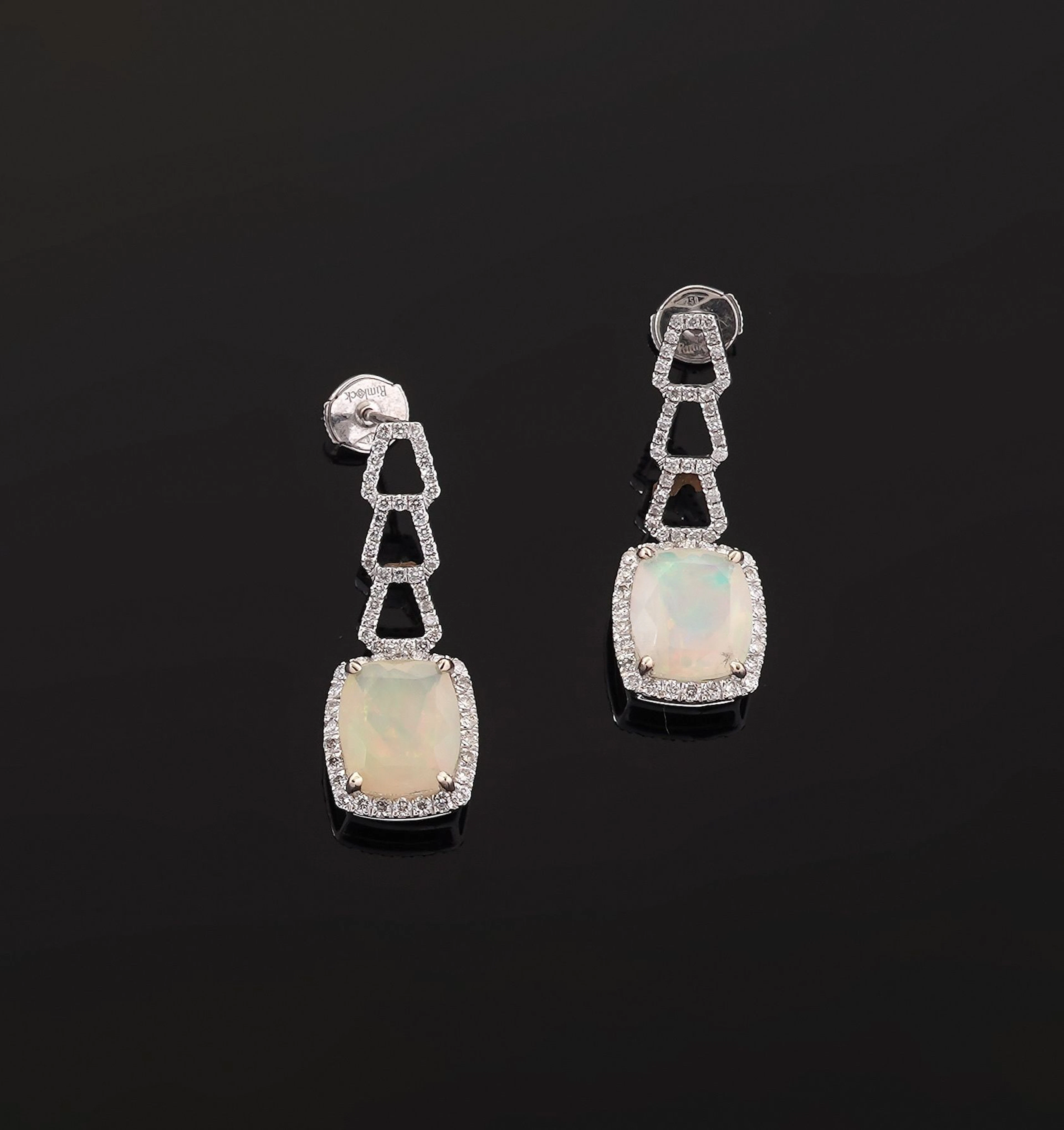 A pair of 18K white gold (750) earrings, featuring a cascadi - Lot 203