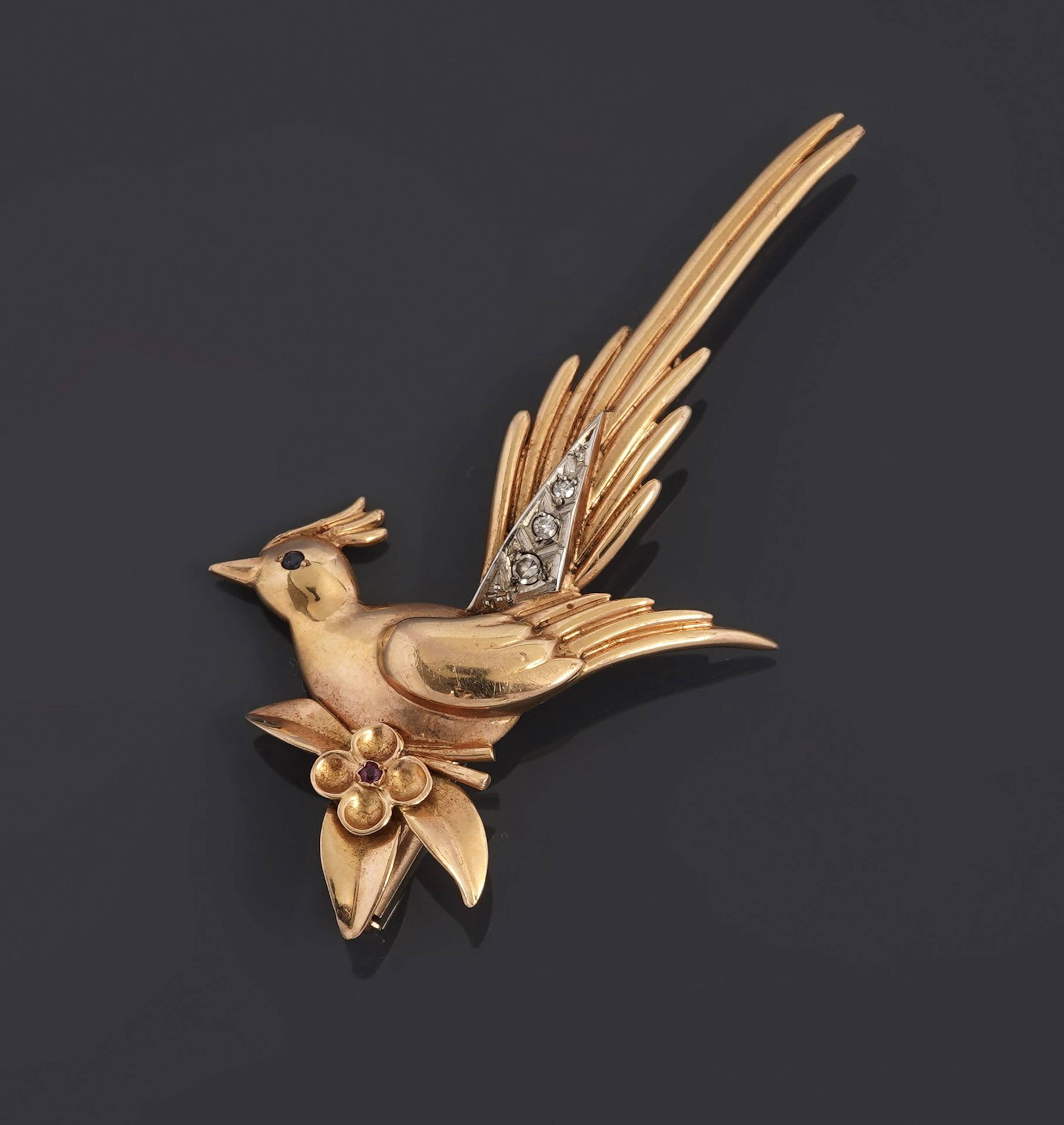 An 18k yellow gold brooch (750 parts per thousand) featuring - Lot 95