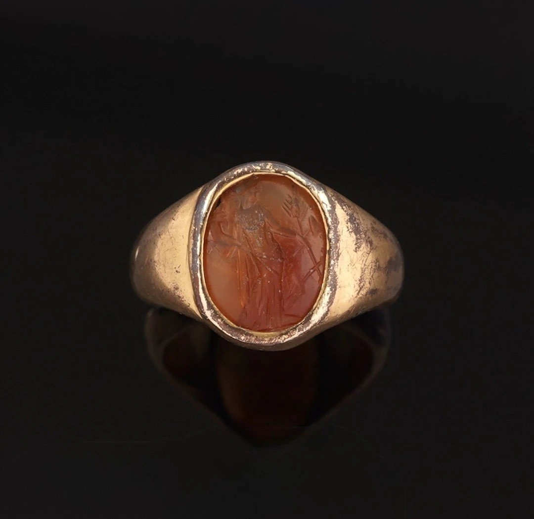 Gold-plated metal ring, adorned with an intaglio depicting F - Lot 171